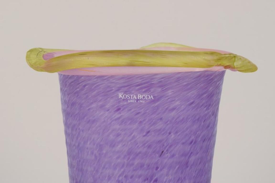 Ulrica Hydman Vallien pour Kosta Boda. Vase d'art violet et jaune. en vente 2