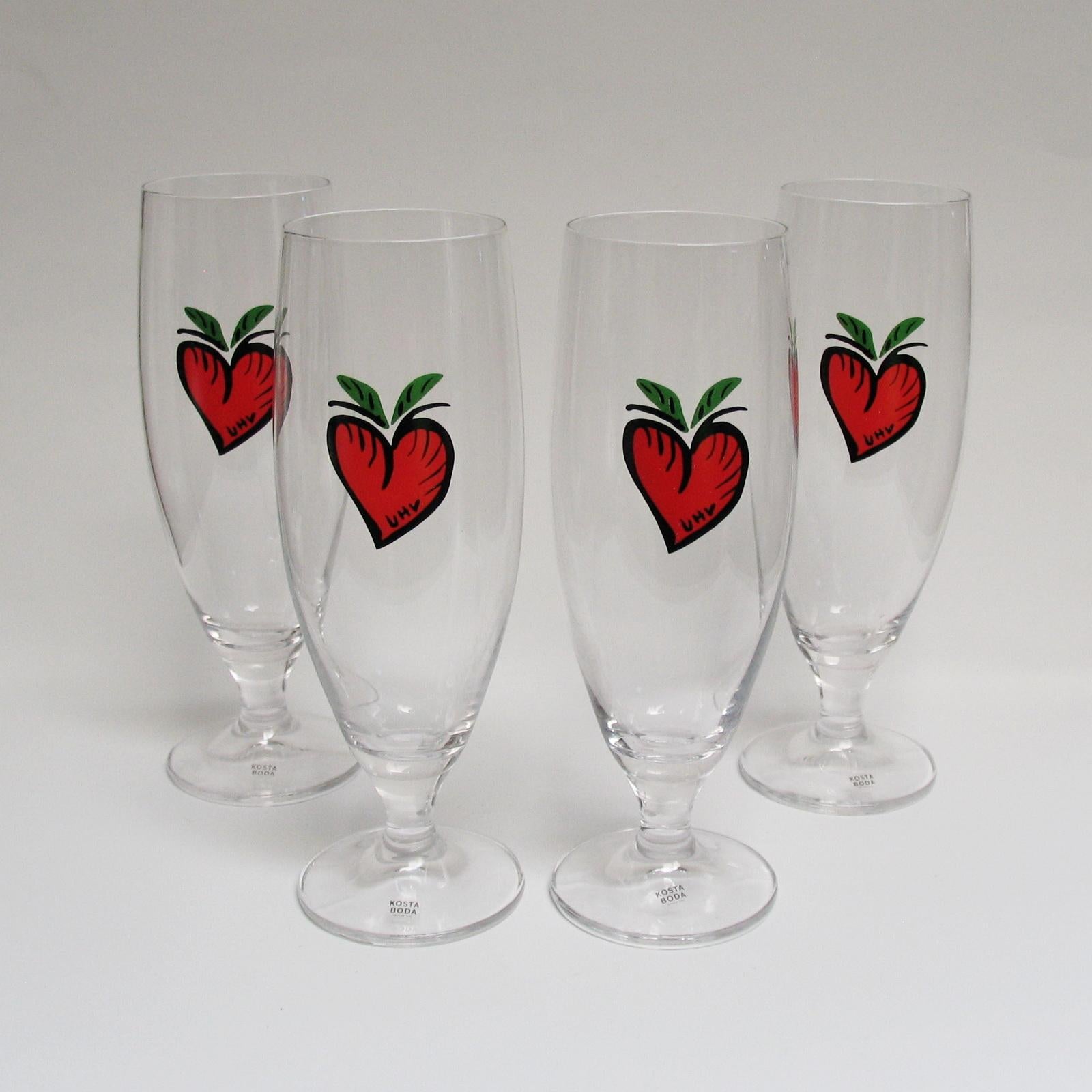 Set di quattro bicchieri da birra Ulrica Hydmann Vallien Kosta Boda, dipinti a mano, firma dell'artista, tutti in ottime condizioni.
Dimensioni:
Volume 50 cl, altezza 215 mm, diametro 73 mm.