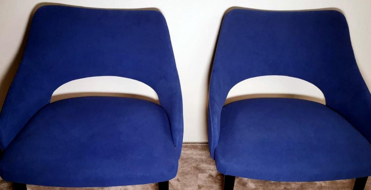 Ulrich Guglielmo Style Pair of Vintage Italian Blue Alcantara Armchairs In Good Condition For Sale In Prato, Tuscany