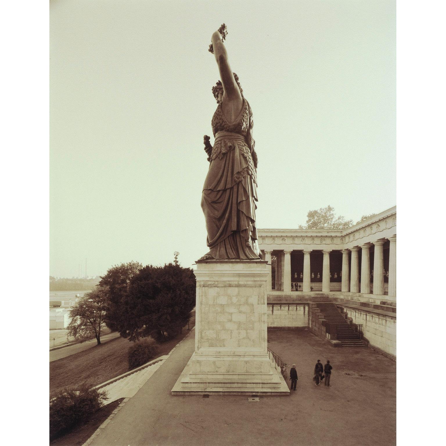 Circa
Ulrich Schmitt, nato nel 1959, ha studiato all'Akademie der Bildenden Künste di Monaco di Baviera.
(Academy of Fine Arts di Monaco) dove è stato allievo del professor Gerd Winner dal 1981 al 1989.
L'artista ha vinto una borsa di studio DAAD