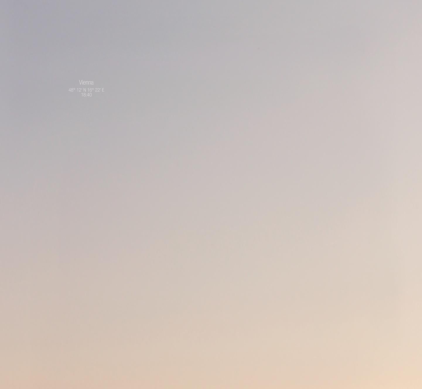Auf der anderen Seite des Himmels - Abstrakte Farbfotografie des 21. Jahrhunderts Sonnenuntergang
Triest / Wien, 18:40
Diptychon, 2 Stücke, je 70 x 50 cm
Ausgabe 2/5+2 AP
Die Drucke sind ungerahmt und werden mit vom Künstler signierten Labels