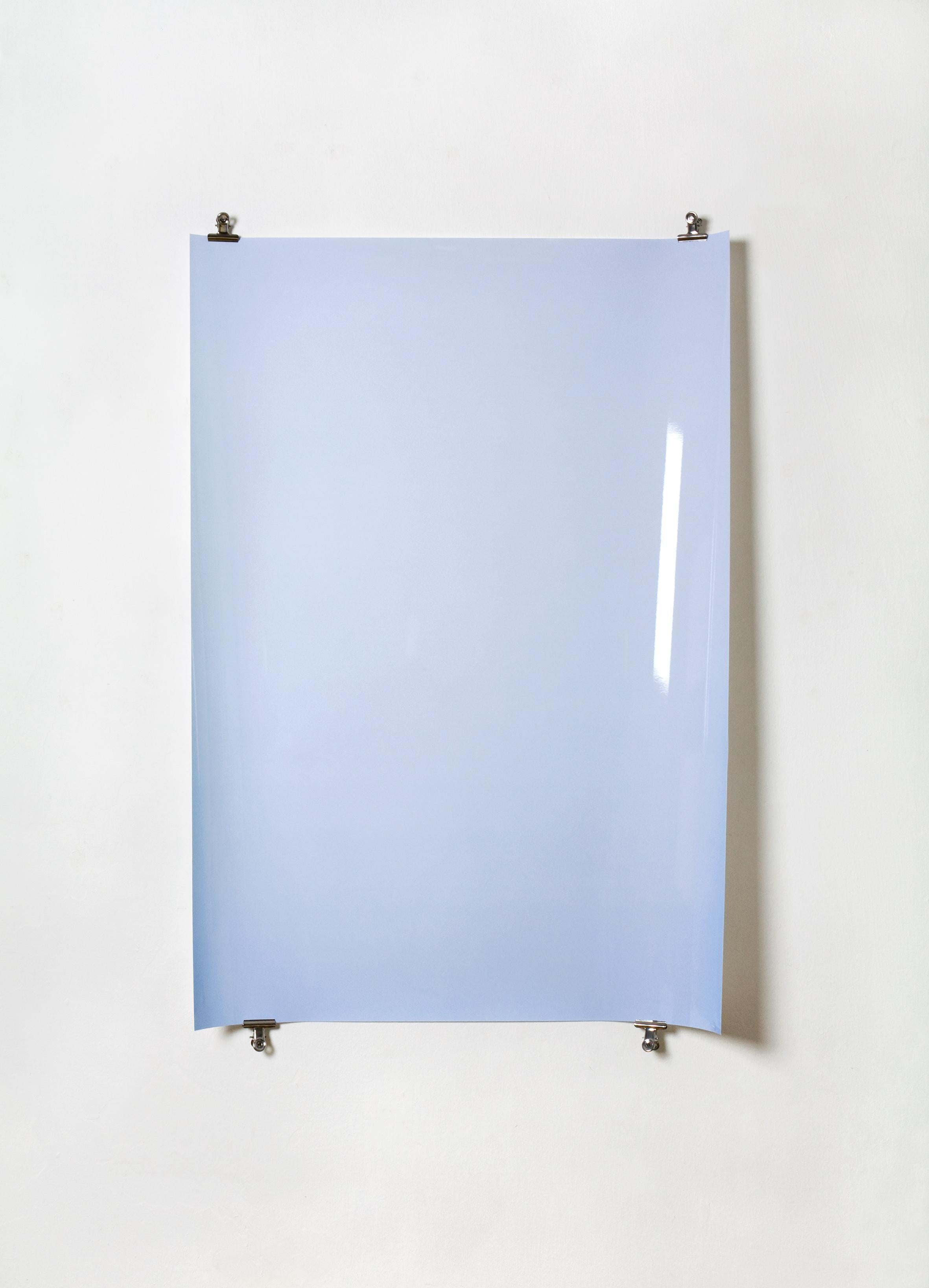 Ombres sur papier, n° 1 - Photographie abstraite contemporaine en camaïeu de bleus - Bleu Color Photograph par Ulrike Königshofer
