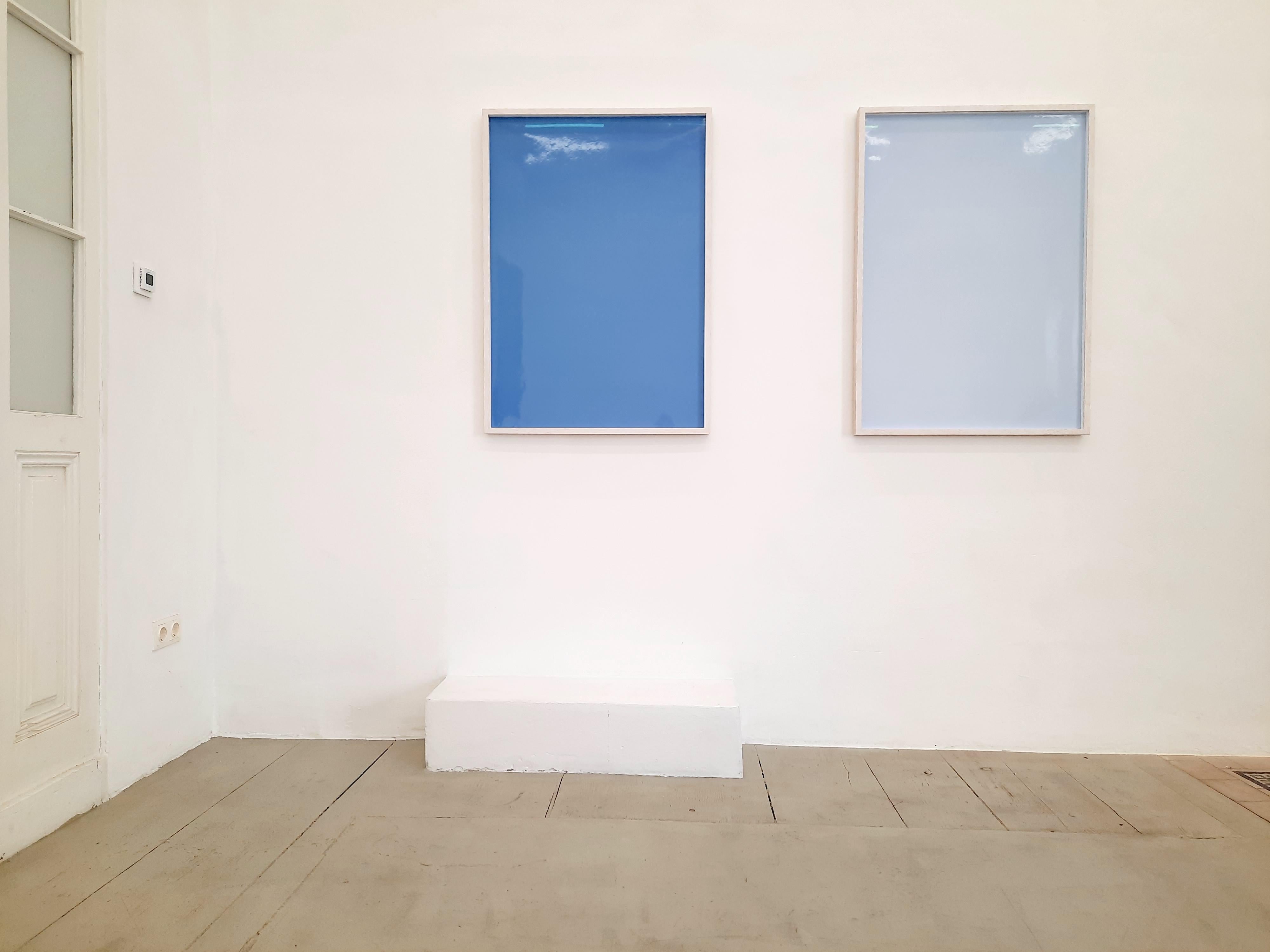 Schatten auf Papier, Nr. 1 – Zeitgenössische abstrakte blaue monochrome Fotografie (Blau), Color Photograph, von Ulrike Königshofer