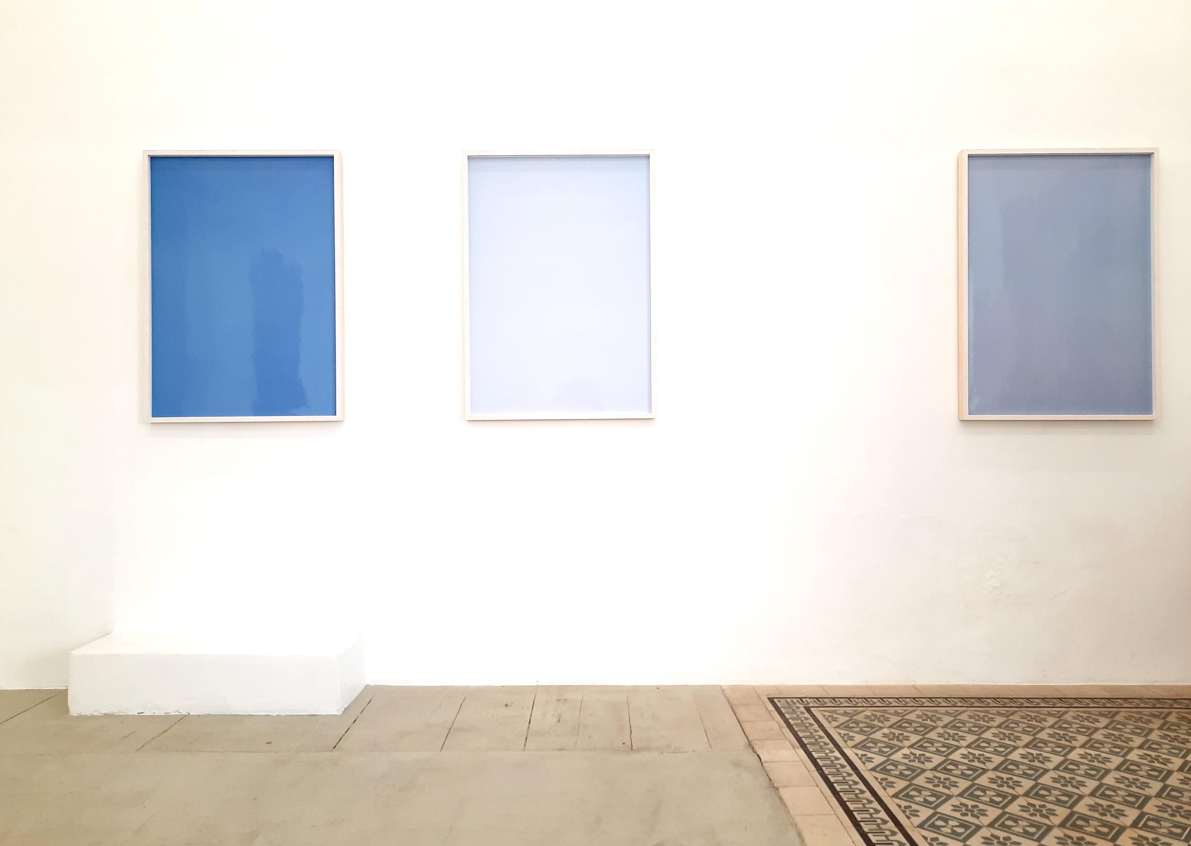 Schatten auf Papier, Nr. 1 – Zeitgenössische abstrakte blaue monochrome Fotografie 1