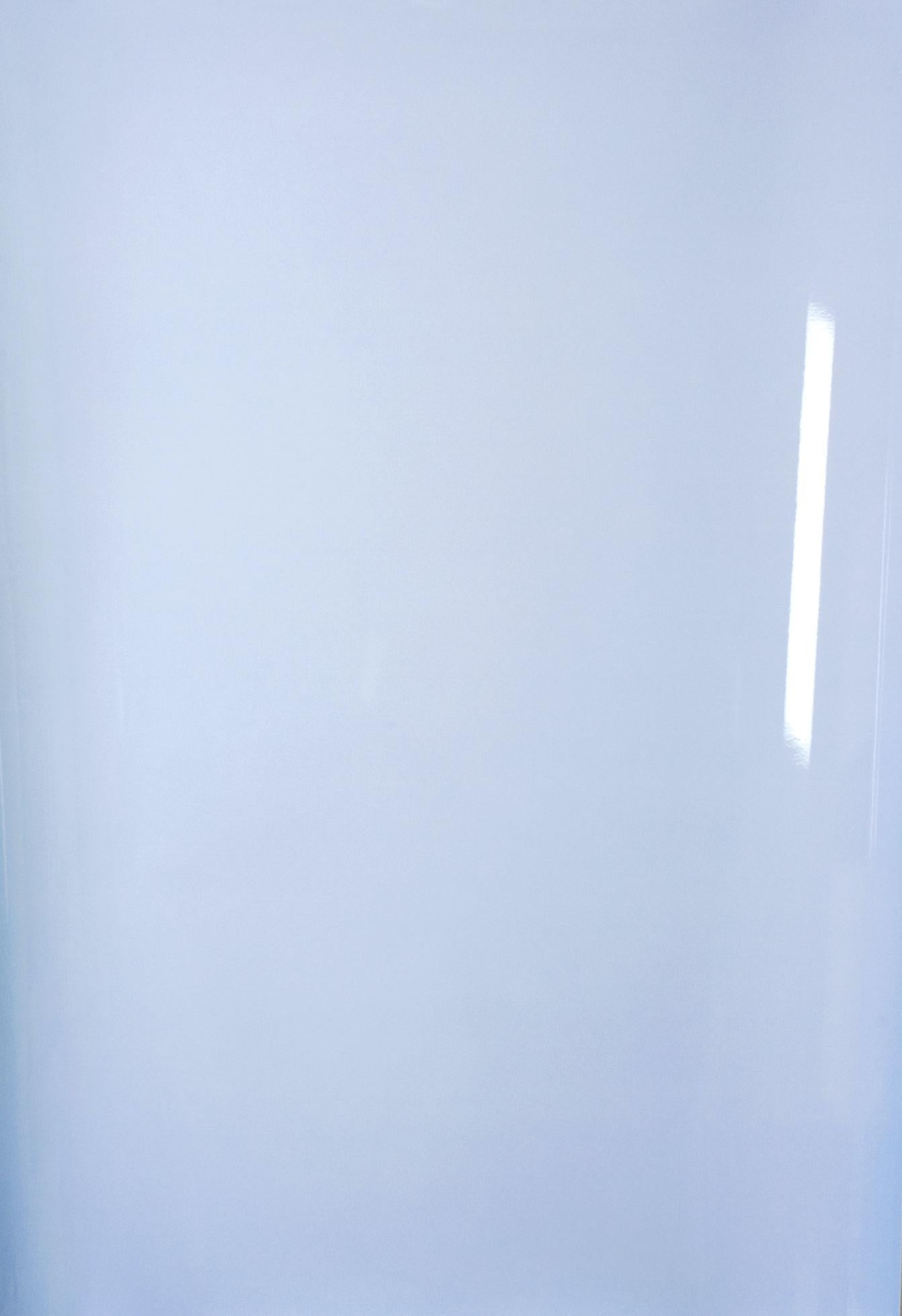 Schatten auf Papier, Nr. 1 – Zeitgenössische abstrakte blaue monochrome Fotografie