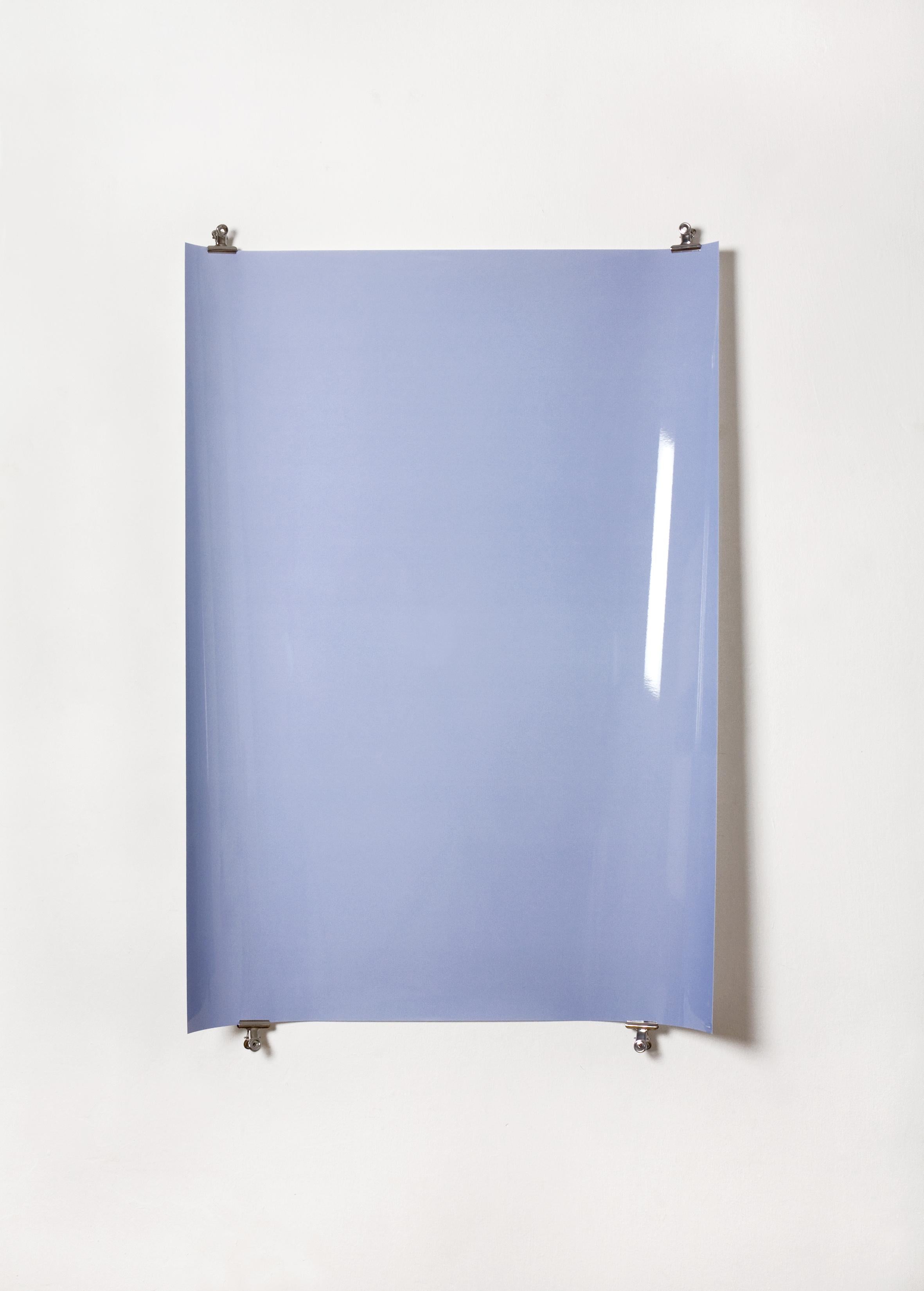 Ombres sur papier, n° 2 - Photographie abstraite contemporaine en camaïeu de bleus - Bleu Abstract Photograph par Ulrike Königshofer