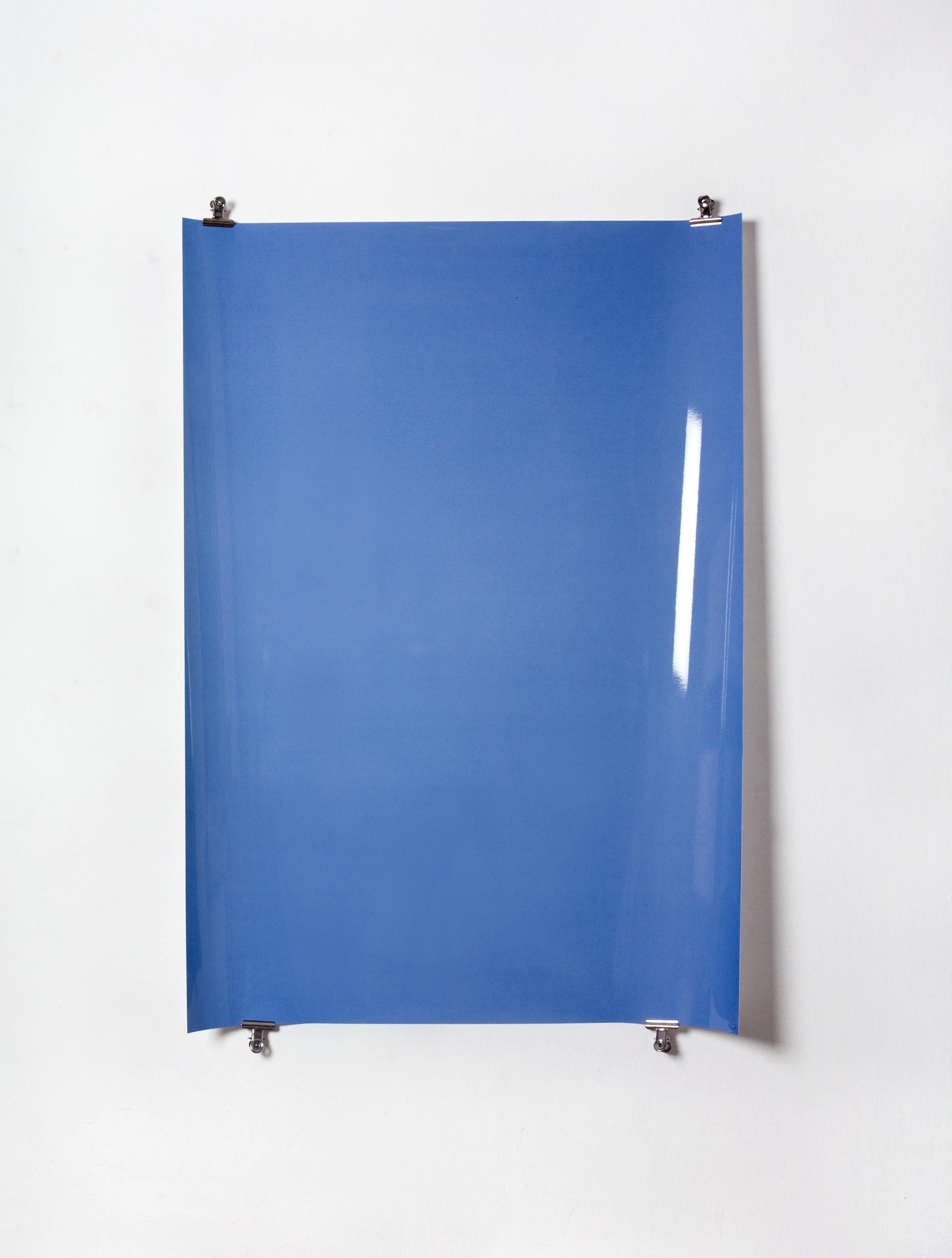 Ombres sur papier, n° 4 - Photographie abstraite contemporaine en camaïeu de bleus - Bleu Abstract Photograph par Ulrike Königshofer