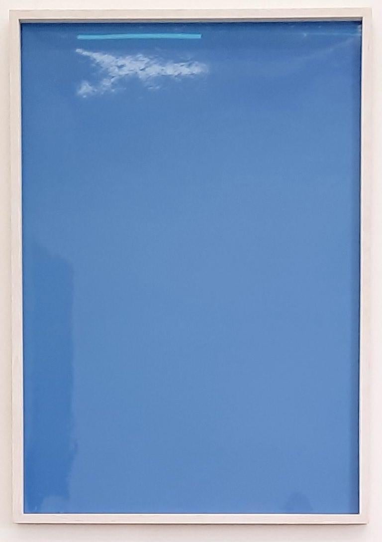 Schatten auf Papier, Nr. 4 – Zeitgenössische abstrakte blaue monochrome Fotografie (Konzeptionell), Photograph, von Ulrike Königshofer