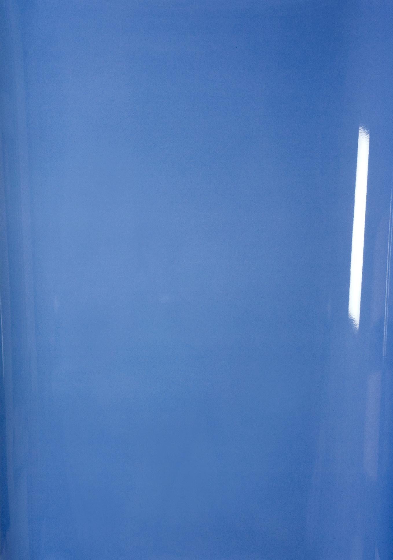 Schatten auf Papier, Nr. 4 – Zeitgenössische abstrakte blaue monochrome Fotografie