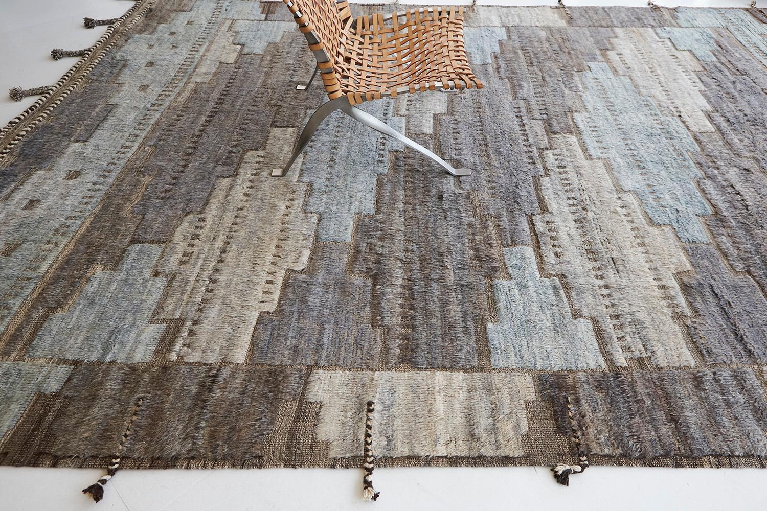 Il tappeto Ulriken è un pezzo di lana intrecciata a mano ispirato agli elementi del design scandinavo vintage e ricreato per il mondo del design moderno. Il reticolo ripetitivo obliquo crea equilibrio e armonia, tessuto a mano con un'armatura piatta