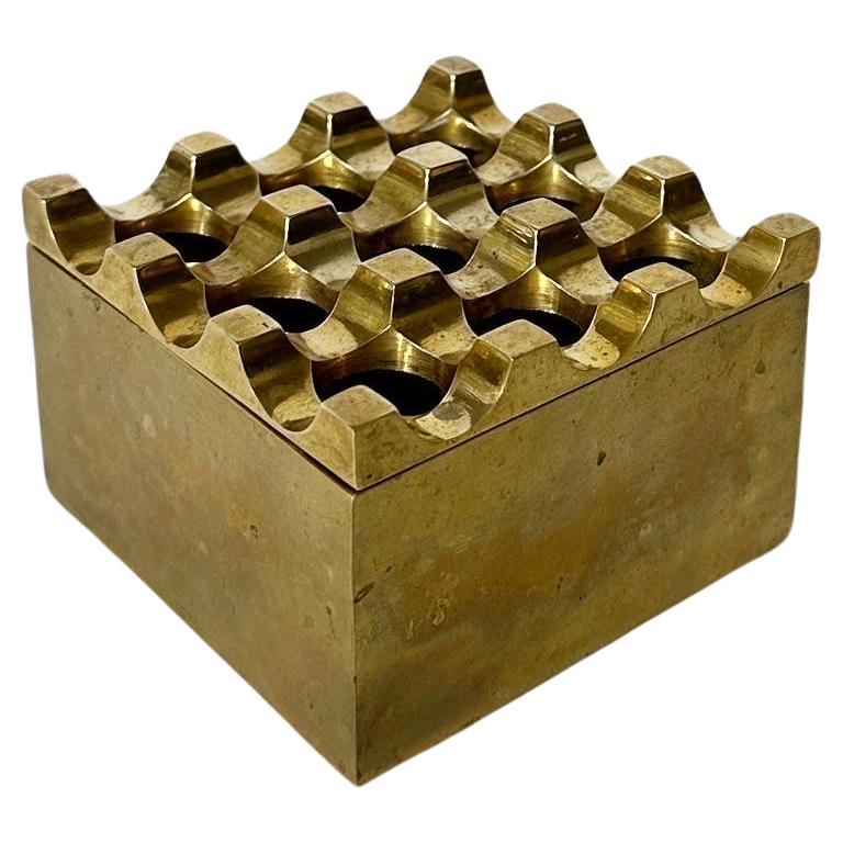 ‚Ultima‘ ahstray designed by Holger Bäckström & Bo Ljungberg in the 1970s. Made in Denmark and distributed by Diverse Ting in Sweden.

This piece is made of solid brass with a beautiful patina. 

Width: 9.5 cm x 9.5 cm
Height: 6.5 cm
