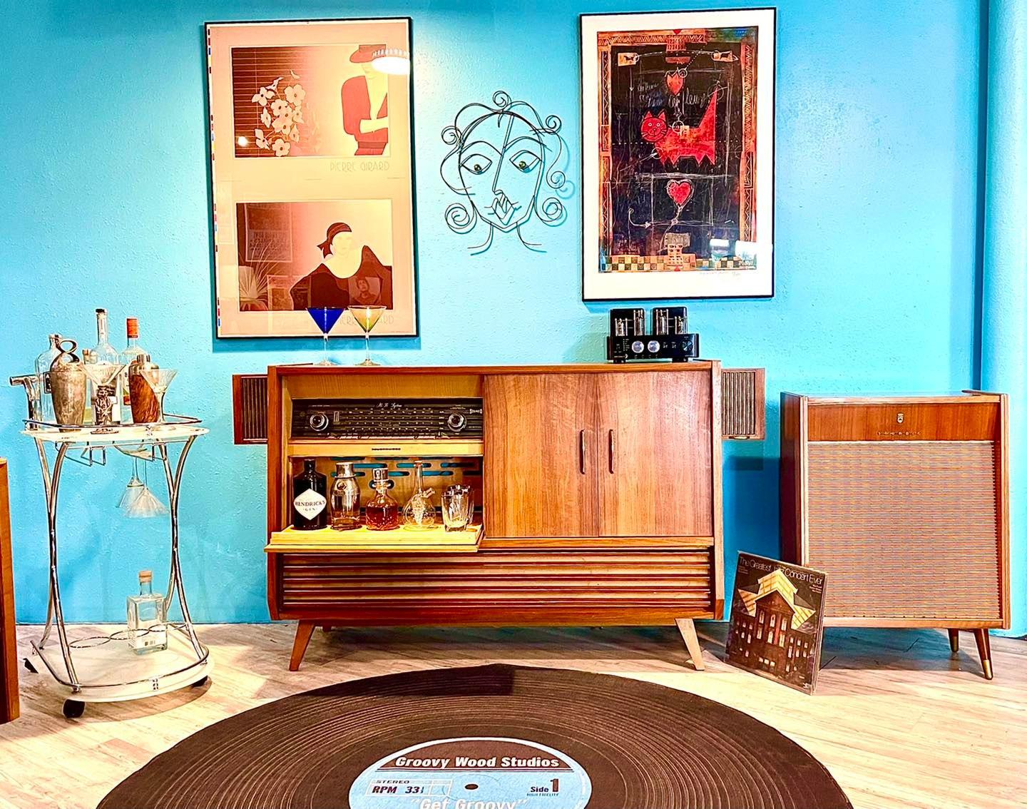 Papier Radiogram Stereo Record Player « The Coffee Table Console Book » ( radios vintage) en vente