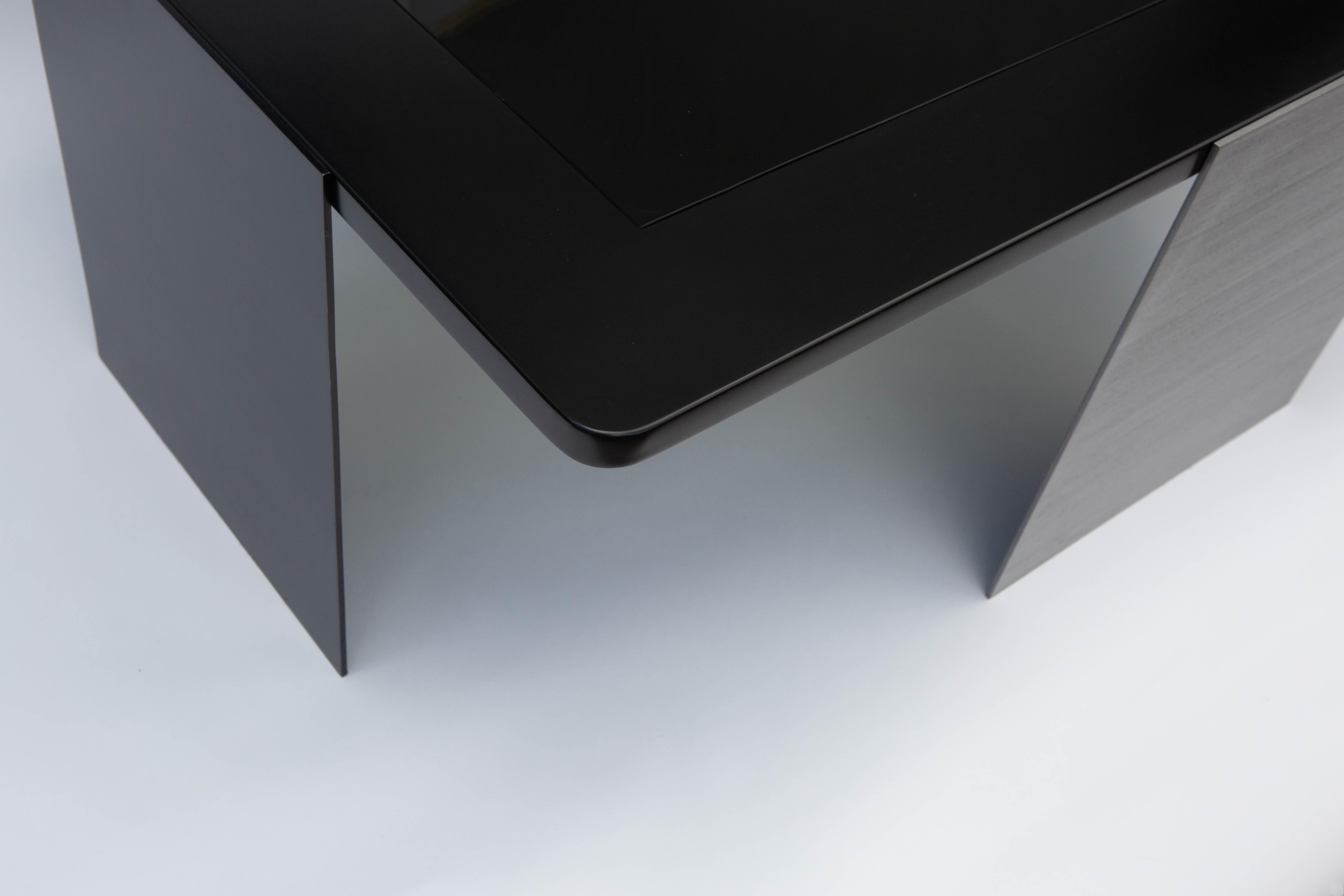 Moderne Table basse ULTIMO en métal noir et verre noir par Soraya Osorio en vente