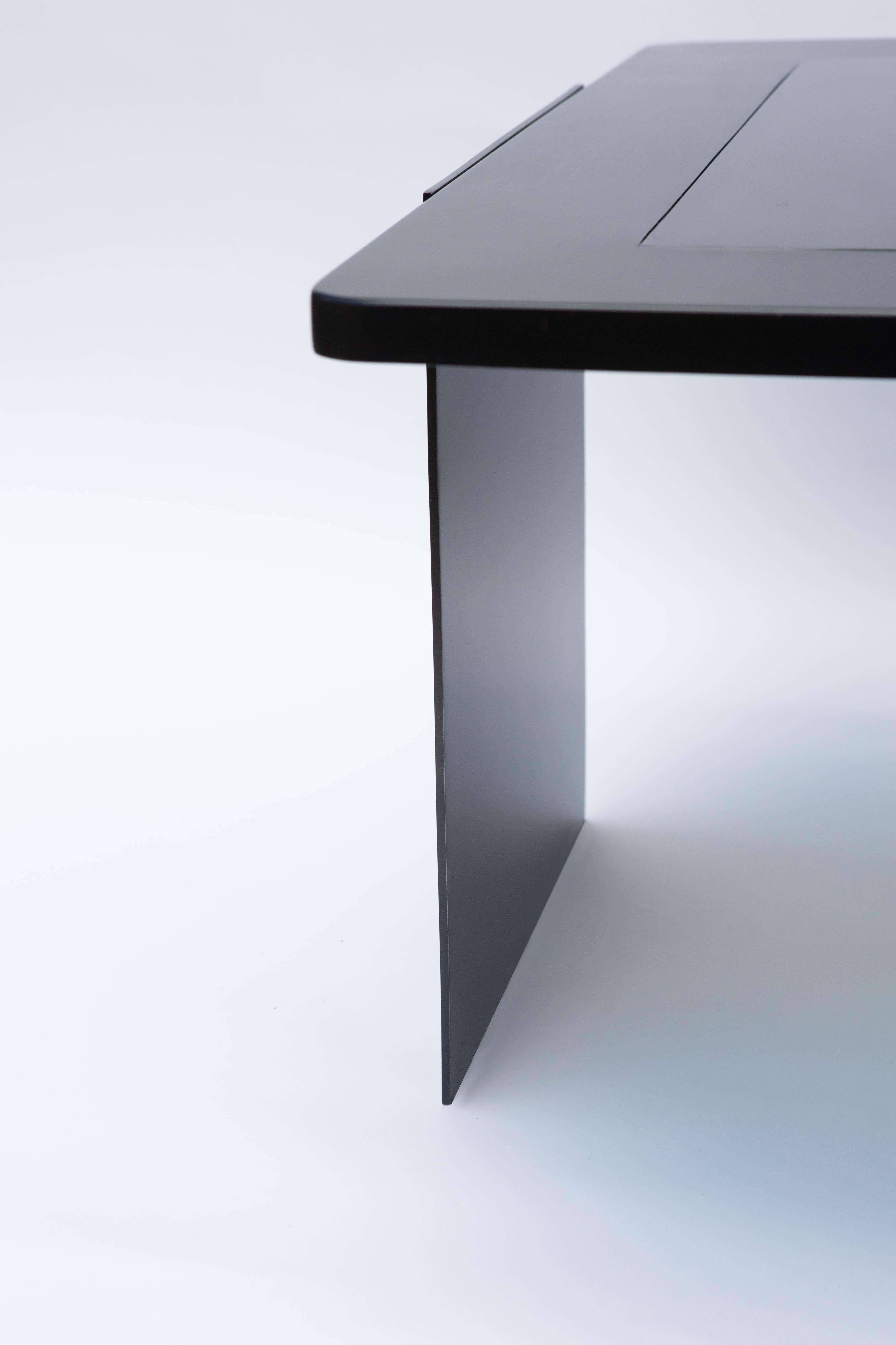 Nord-américain Table basse ULTIMO en métal noir et verre noir par Soraya Osorio en vente