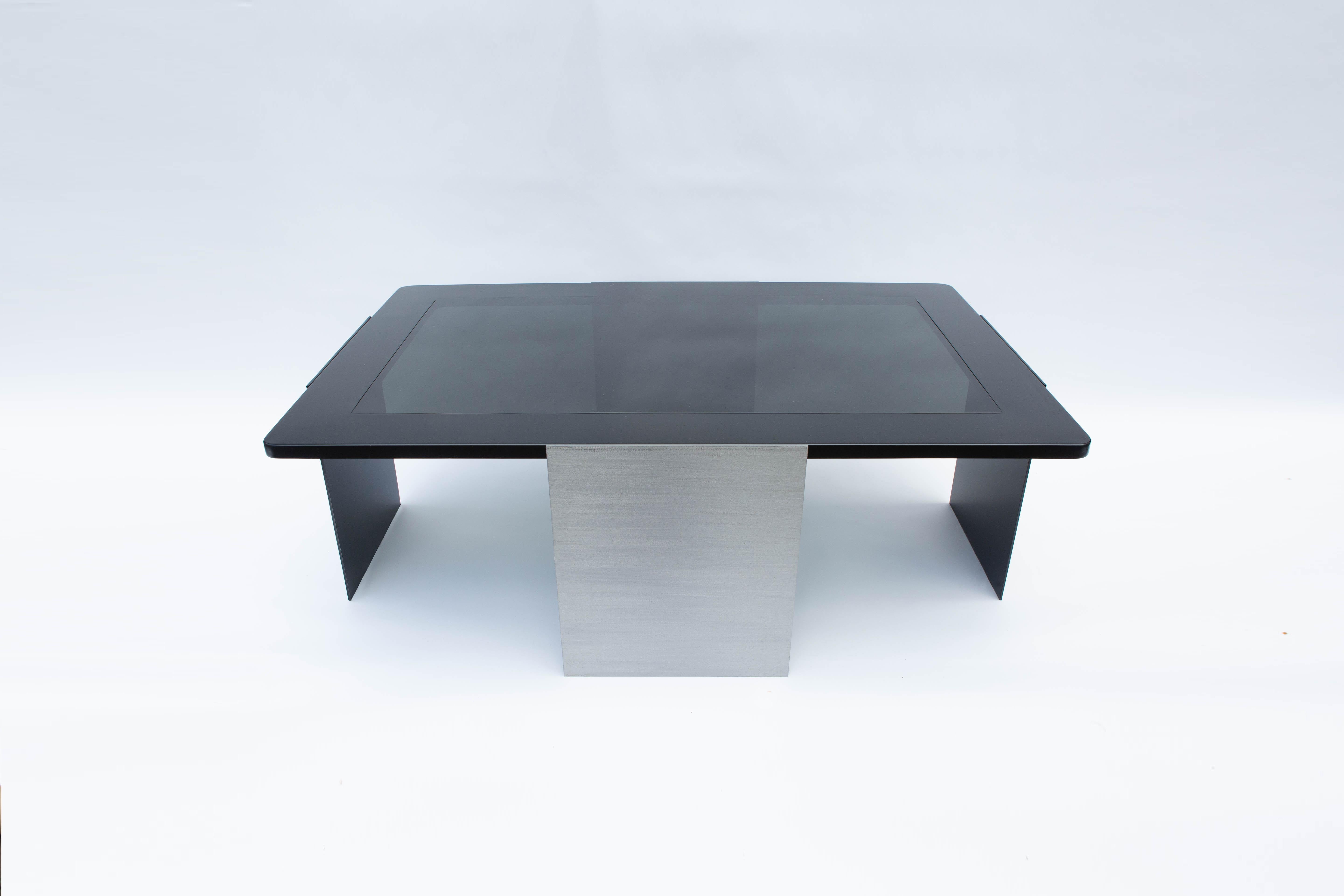 Fait main Table basse ULTIMO en métal noir et verre noir par Soraya Osorio en vente