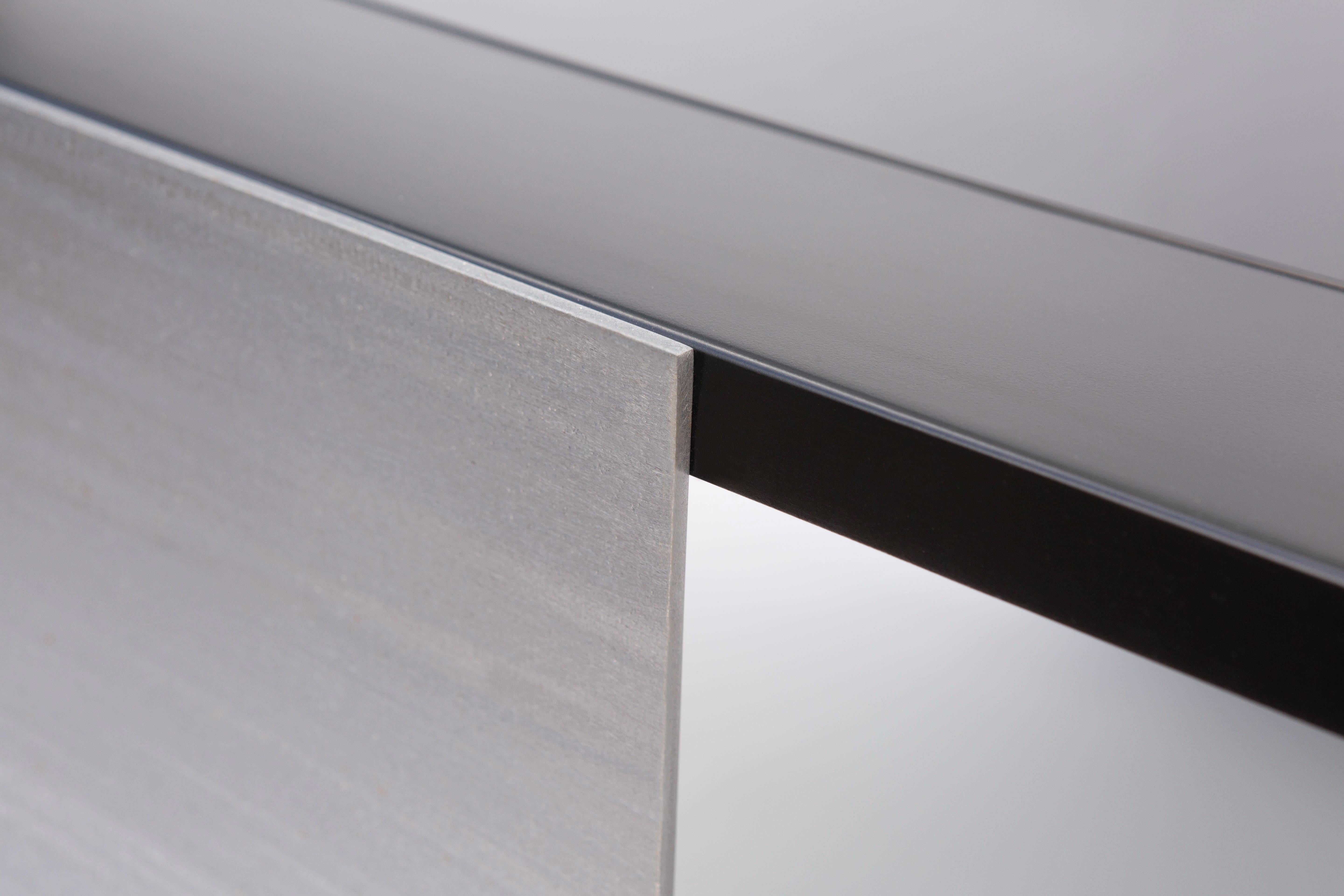 Moderne Table basse ULTIMO en métal noir, laiton et verre trans noir par Soraya Osorio en vente