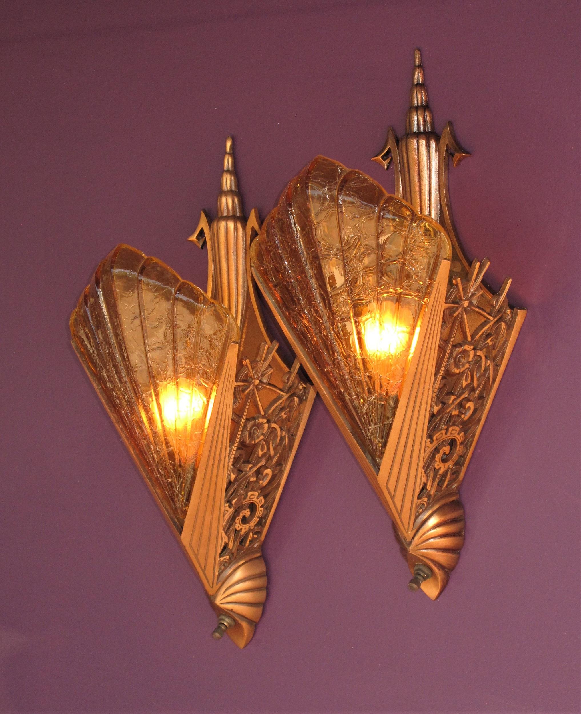 Ultra Deco 30s Pr Bronze Slip Shade Sconces w / Honey farbigen Schirmen preislich Paar im Zustand „Gut“ im Angebot in Prescott, US