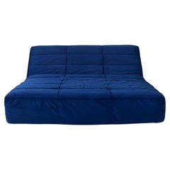 Canapé "Shabby" à profil bas en velours bleu très profond Timothy Oulton