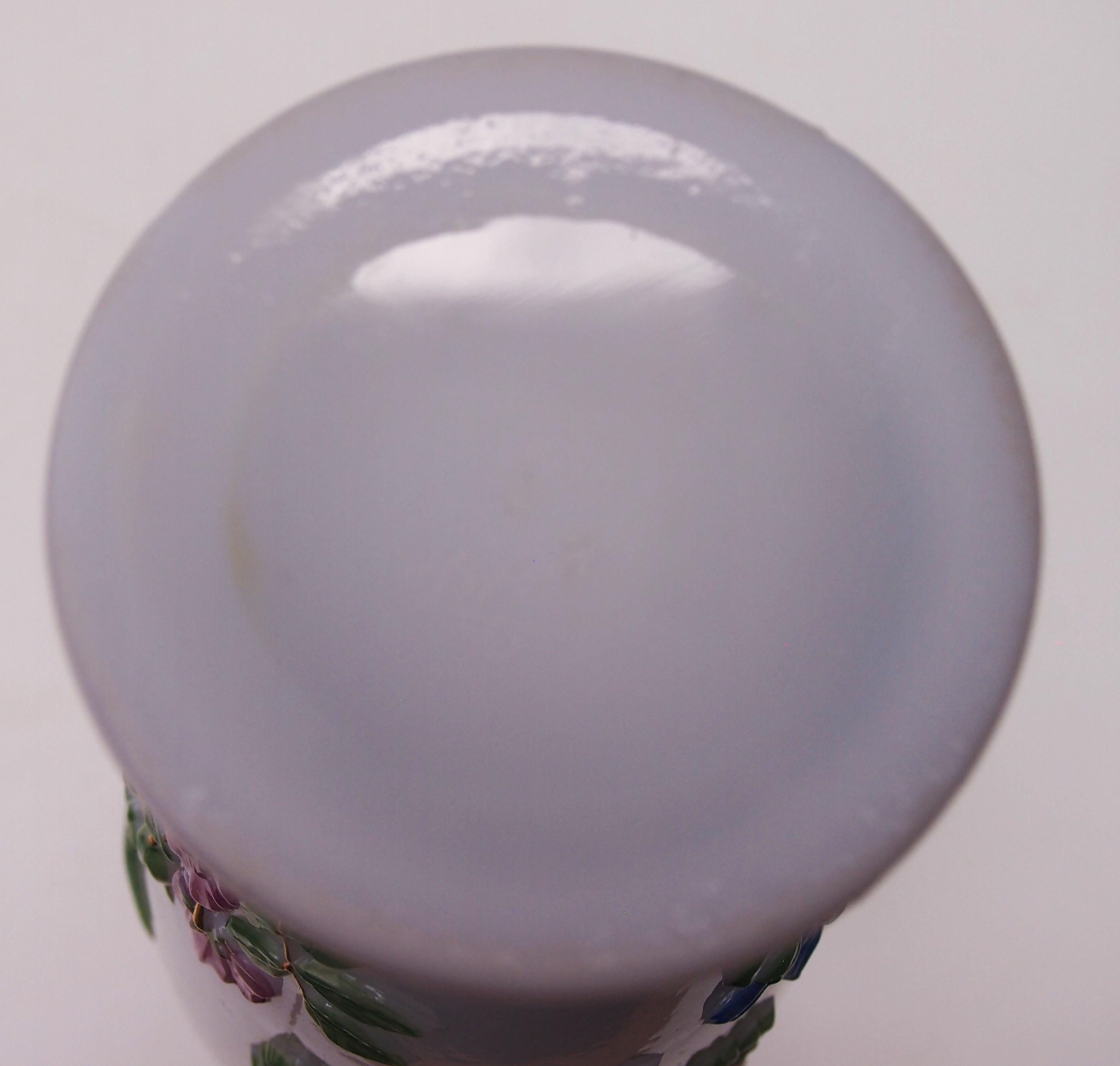 Jarrón Floral Policromo de Cristal de Baccarat Ultra Temprano c1855 en venta 1