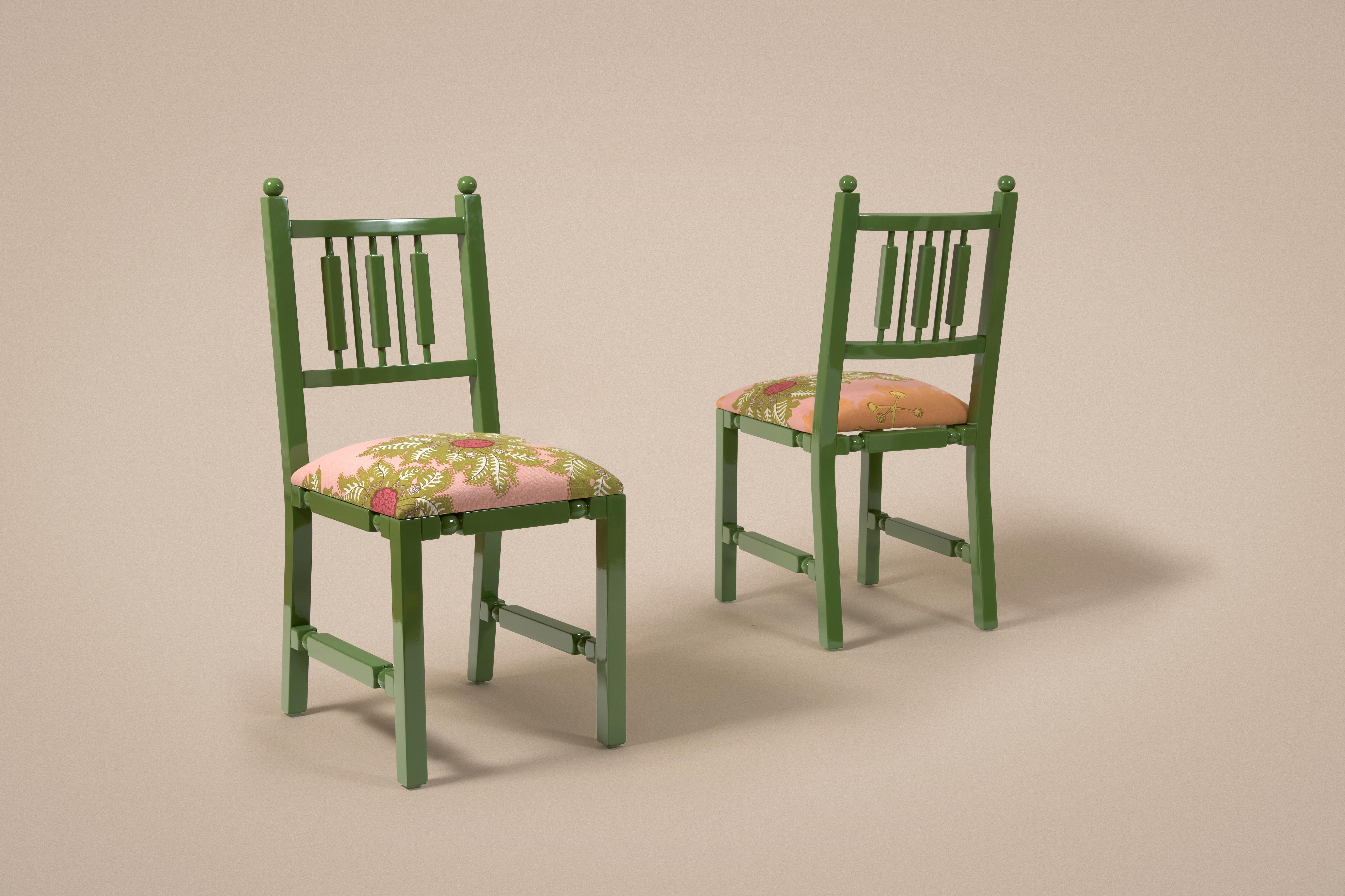 Chaise en bois laqué ultra brillant inspirée des chaises indiennes classiques. Rembourrage avec couleurs personnalisables. Grand choix de tissus Pierre Frey. Tout est fabriqué au Portugal.