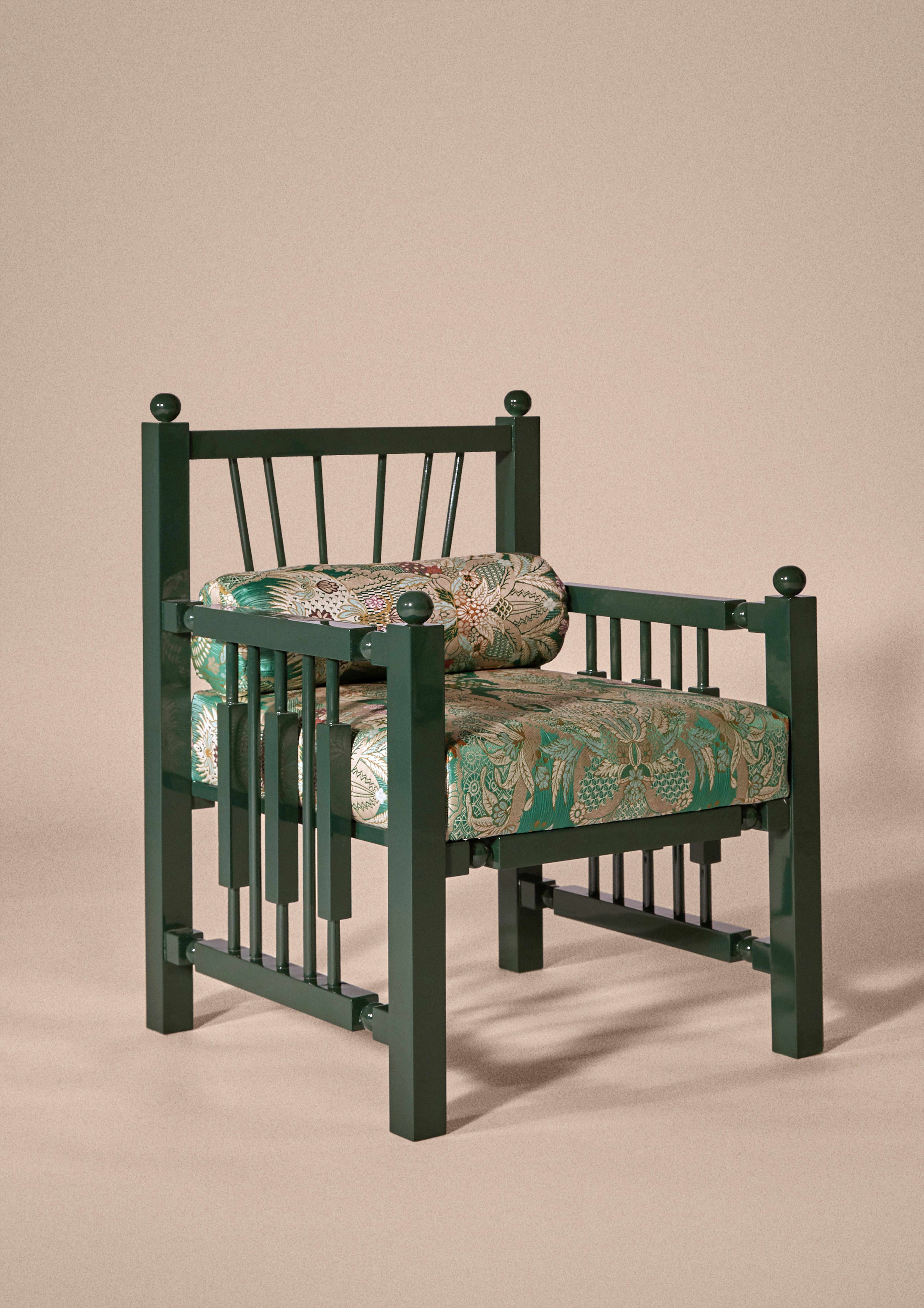 Fauteuils en bois laqué ultra brillant inspirés des chaises indiennes classiques du 19ème siècle, conçus par Laura Gonzalez. Artisanat portugais et tissu 