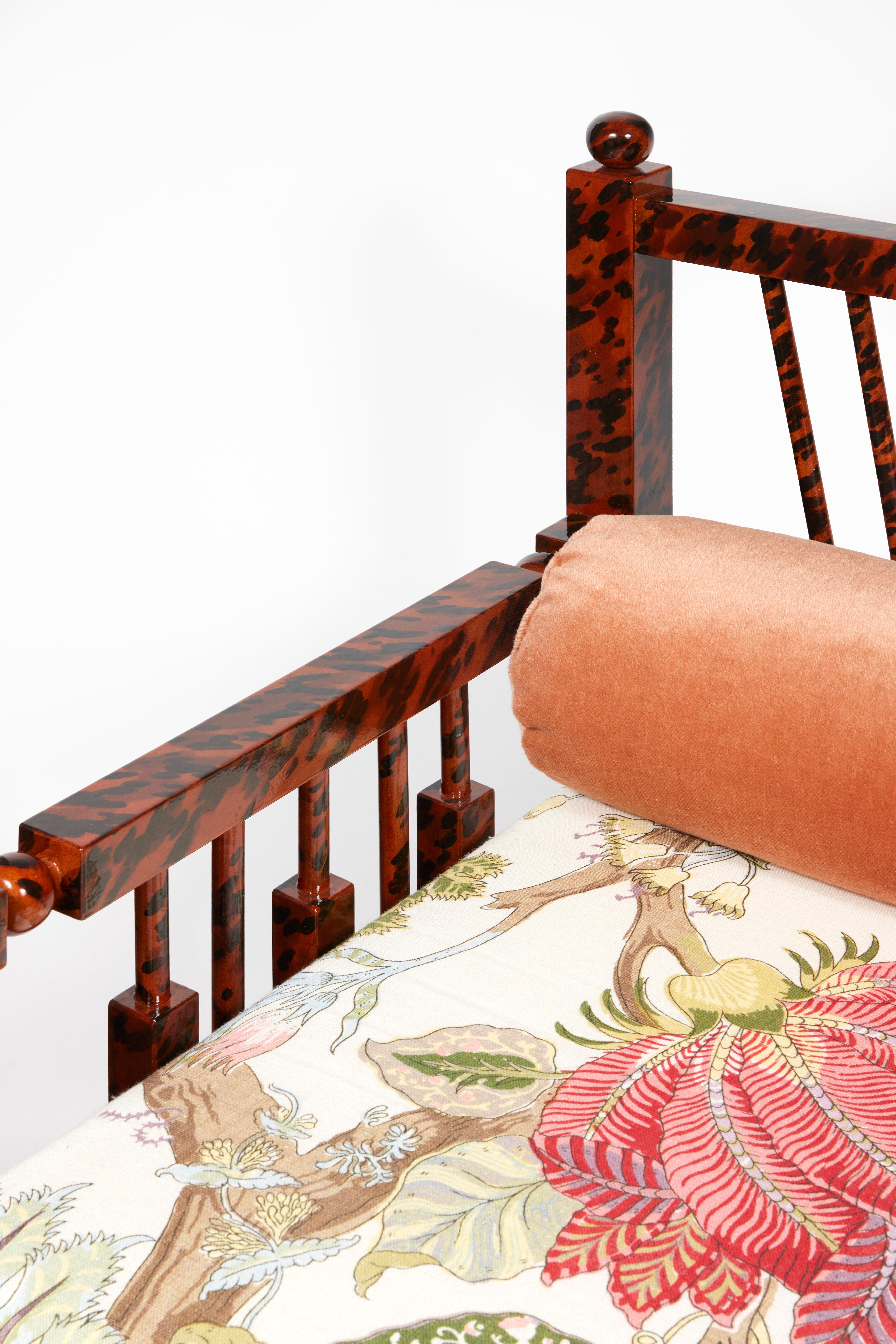 La poltrona Madras tartaruga è realizzata con una base in legno intagliata a mano e dipinta a mano in lacca lucida con un motivo a imitazione della tartaruga. Questa poltrona di punta della nostra collezione si ispira alle sedie nuziali Punjabi