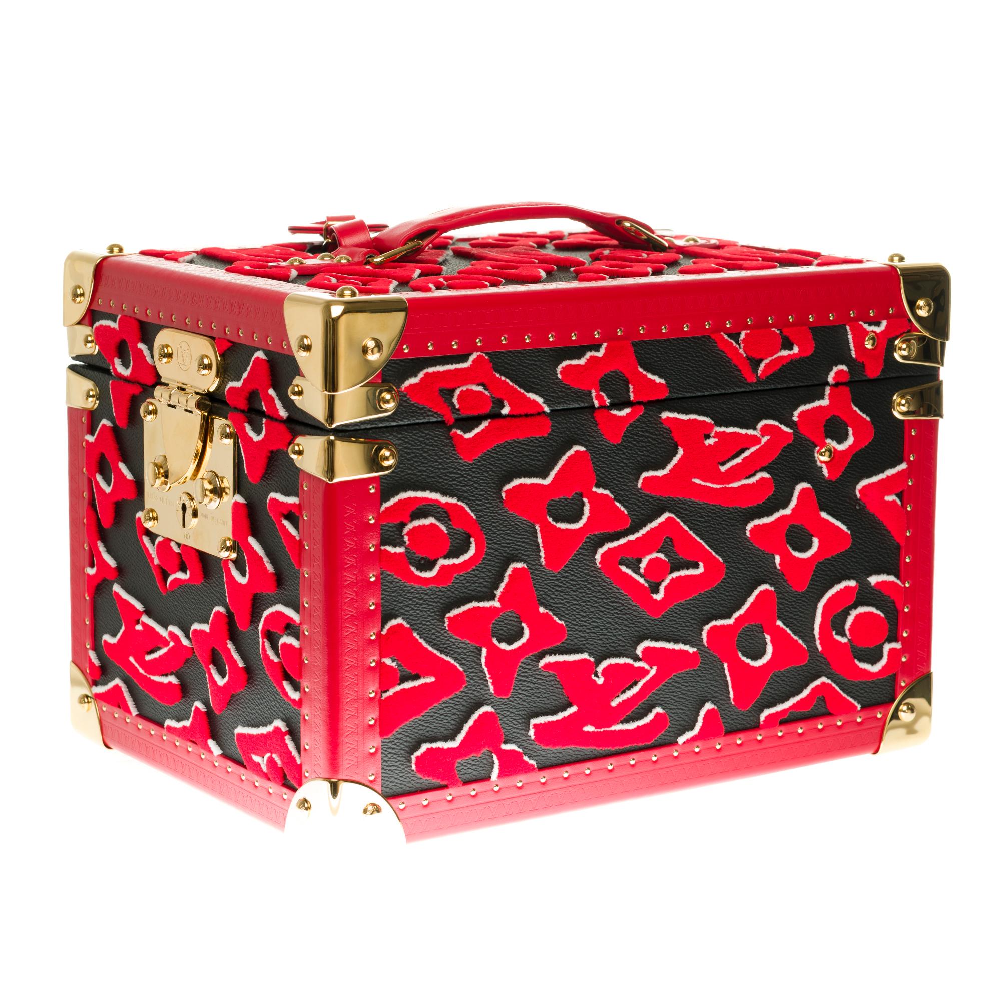 Ultra limited/Few pieces in the world/Louis Vuitton Vanity Case in red Tufa In New Condition In Paris, IDF