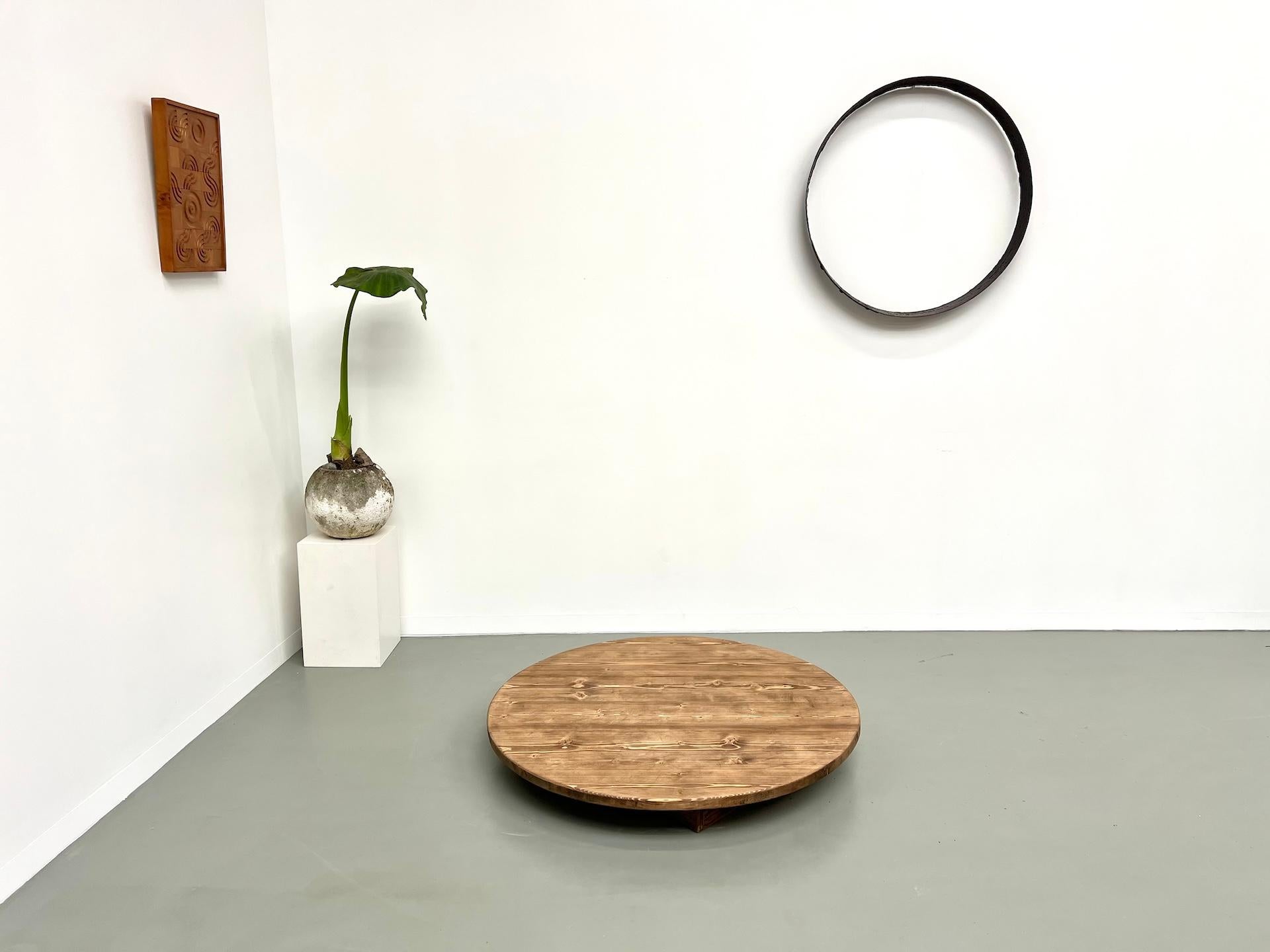 Découvrez cette table basse circulaire en pin massif avec une base carrée très basse qui complètera parfaitement un canapé ou des sièges bas, ou qui s'assoira au ras du sol dans un style japonais.

Finition en vernis mat.

Dimensions : D117 x H14 cm