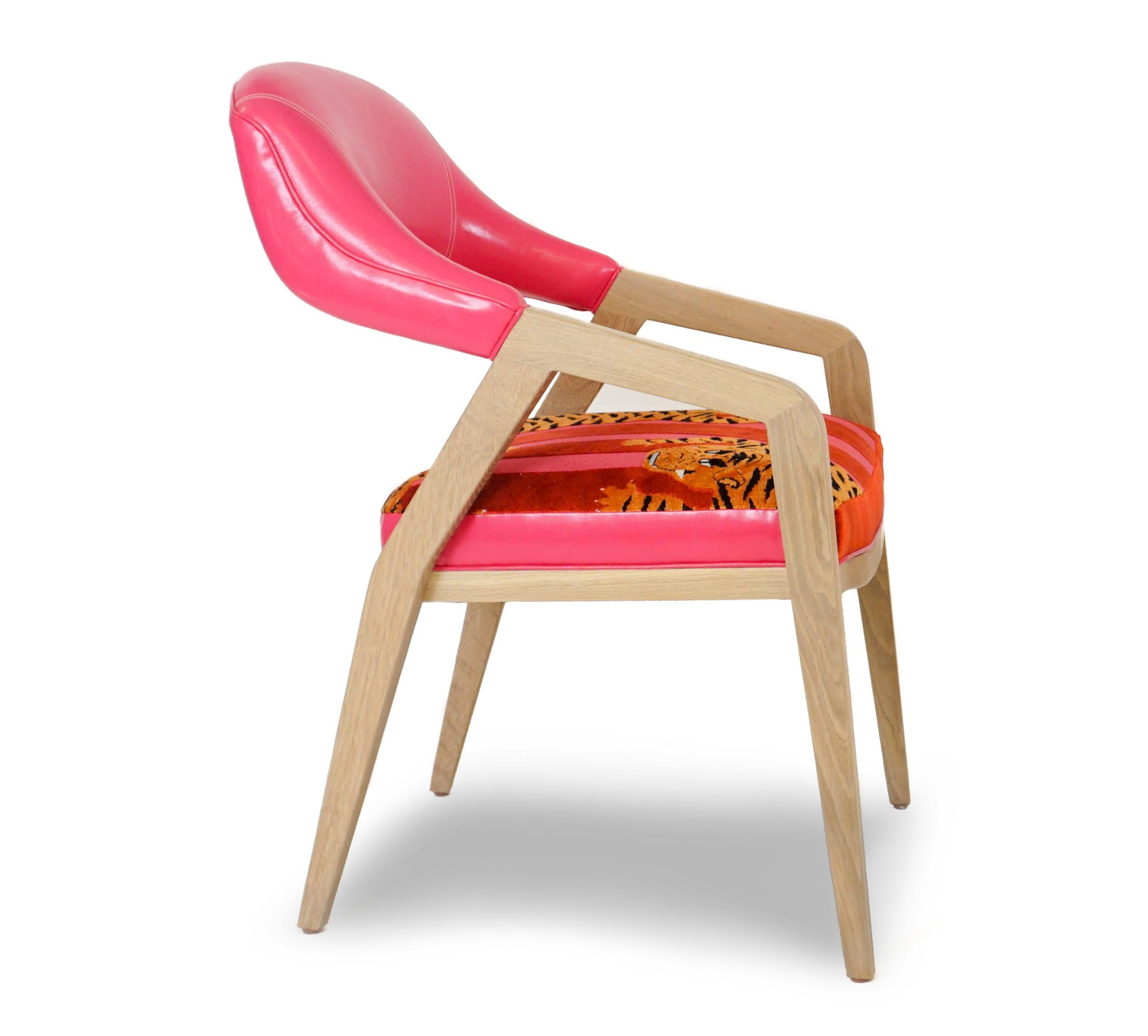 Moderne Chaise de salle à manger tapissée ultra moderne avec vinyle rose et velours tigré en vente