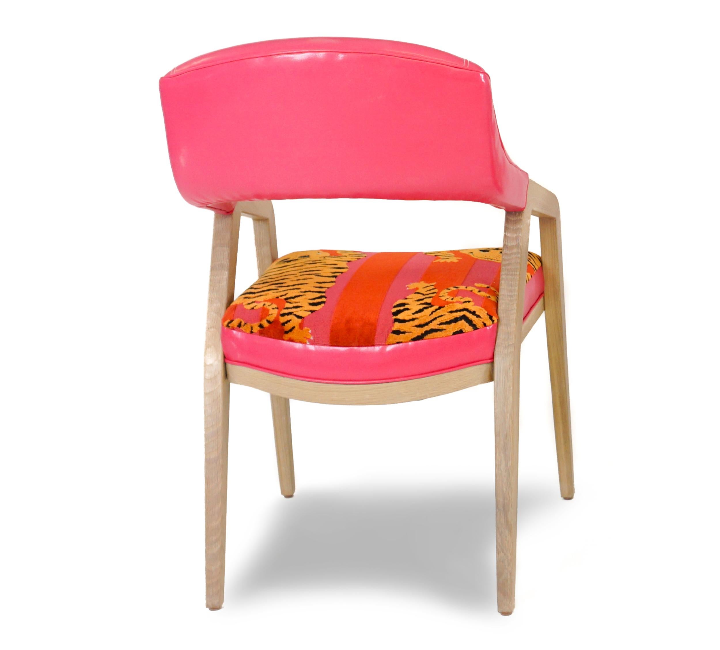 Américain Chaise de salle à manger tapissée ultra moderne avec vinyle rose et velours tigré en vente
