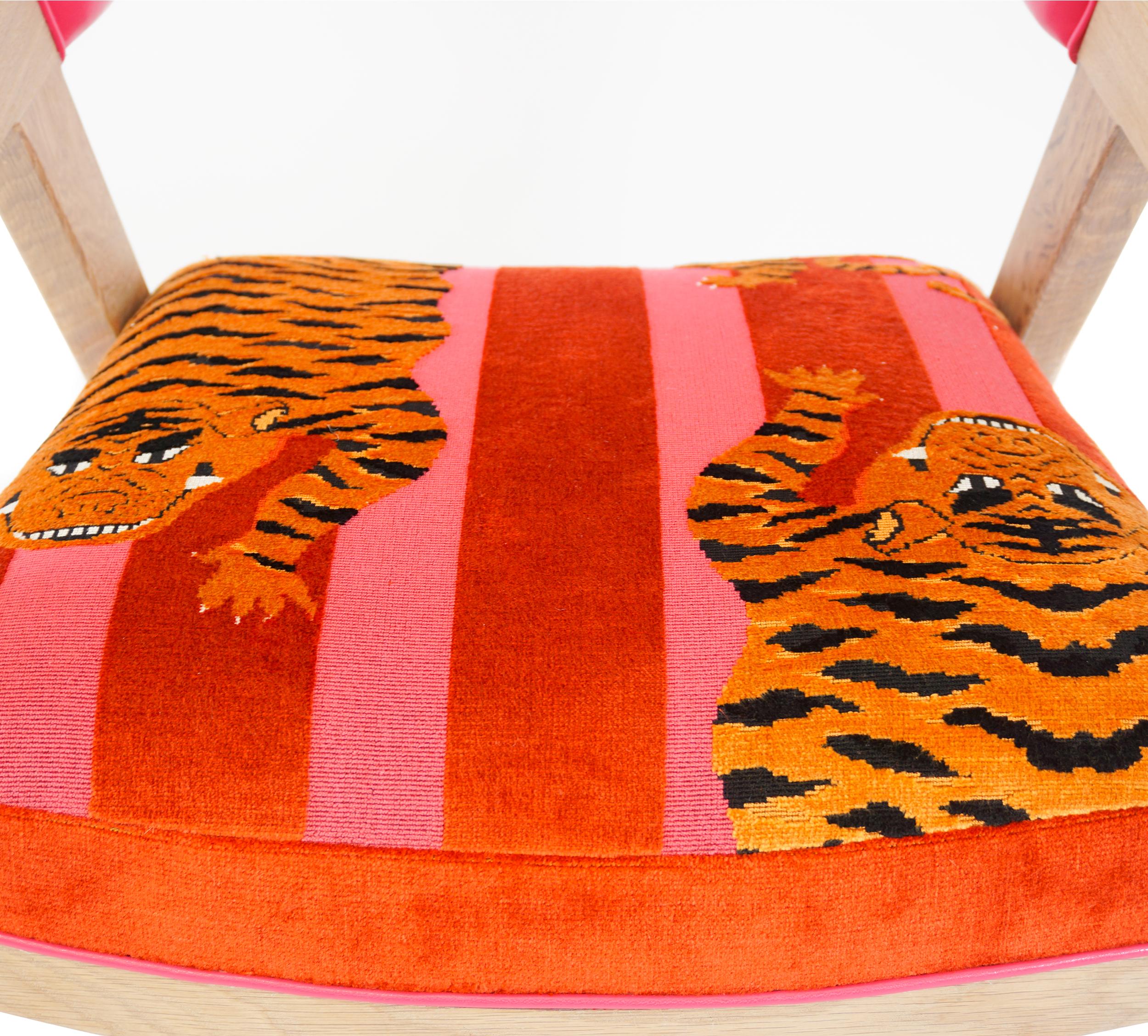 Chaise de salle à manger tapissée ultra moderne avec vinyle rose et velours tigré en vente 2