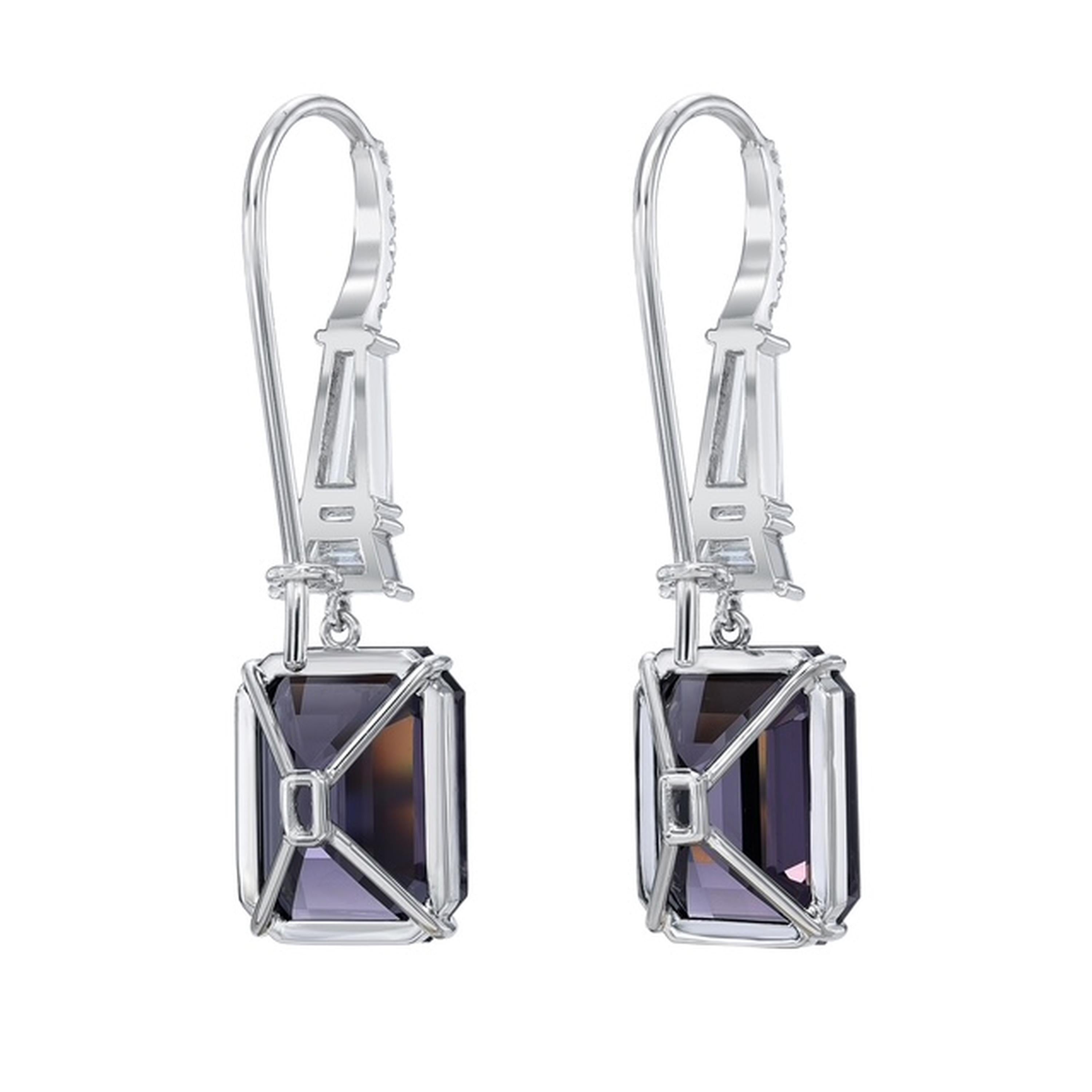 Boucles d'oreilles ultra rares de 13,12 carats en spinelle gris-violet taillé en émeraude avec diamants en vente 1