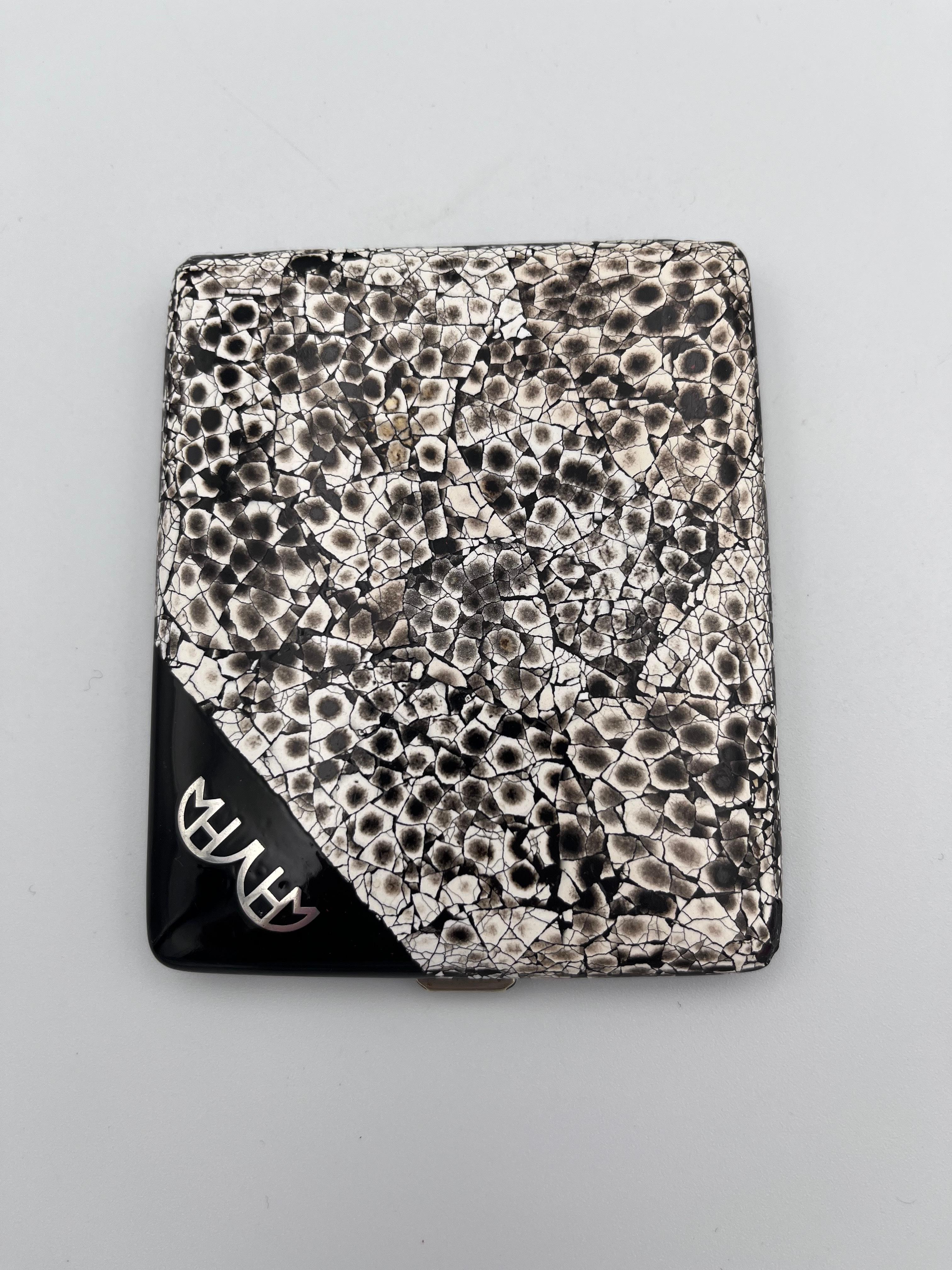 Rarísima pitillera Art Decó de los años 30 con esmalte negro e incrustaciones de plata: exquisito diseño High Decó

Esta Rarísima Pitillera Art Decó de los años 30 con Esmalte Negro Cáscara de Huevo e Incrustaciones de Plata es un extraordinario