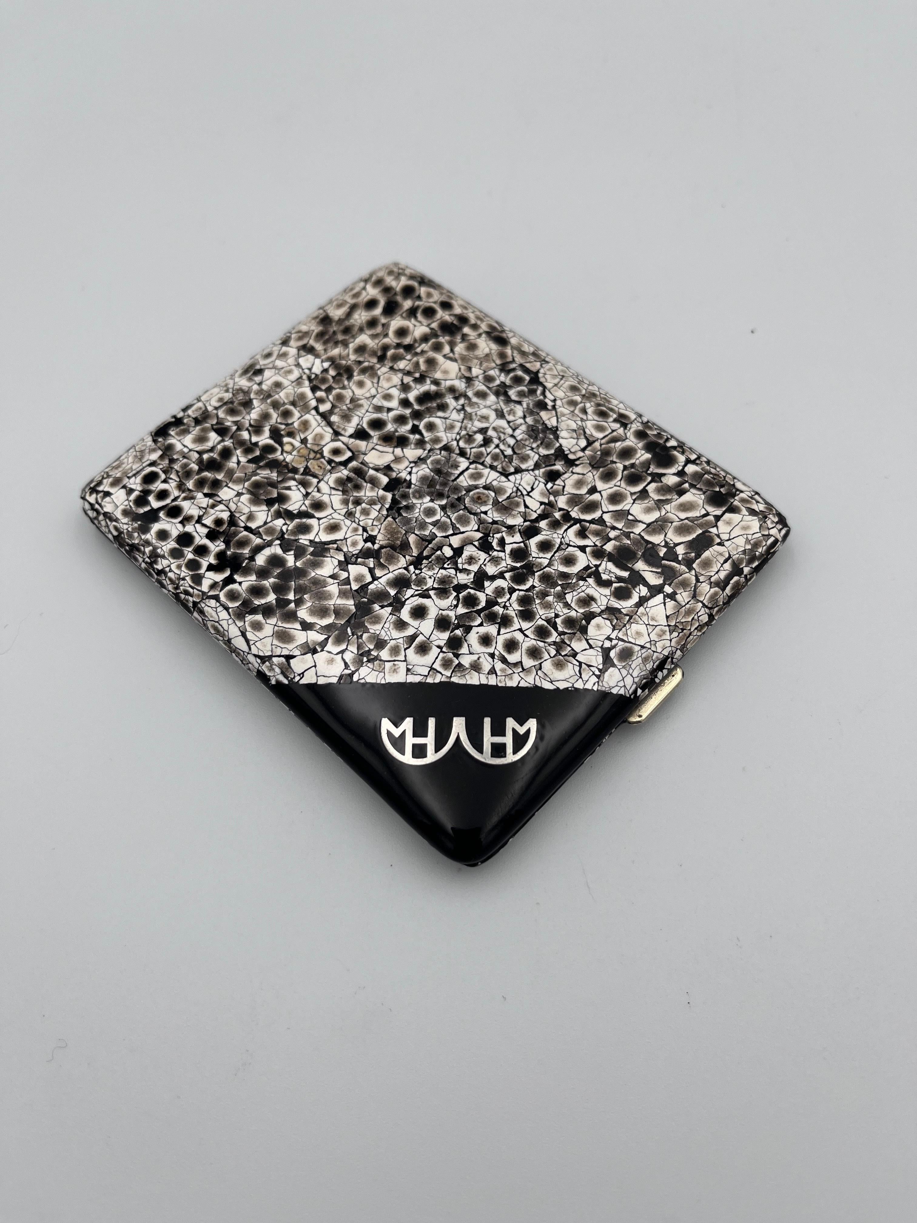 Rarísima pitillera Art Decó de 1930 con esmalte negro e incrustaciones de plata en Bueno estado para la venta en Red Lion, PA