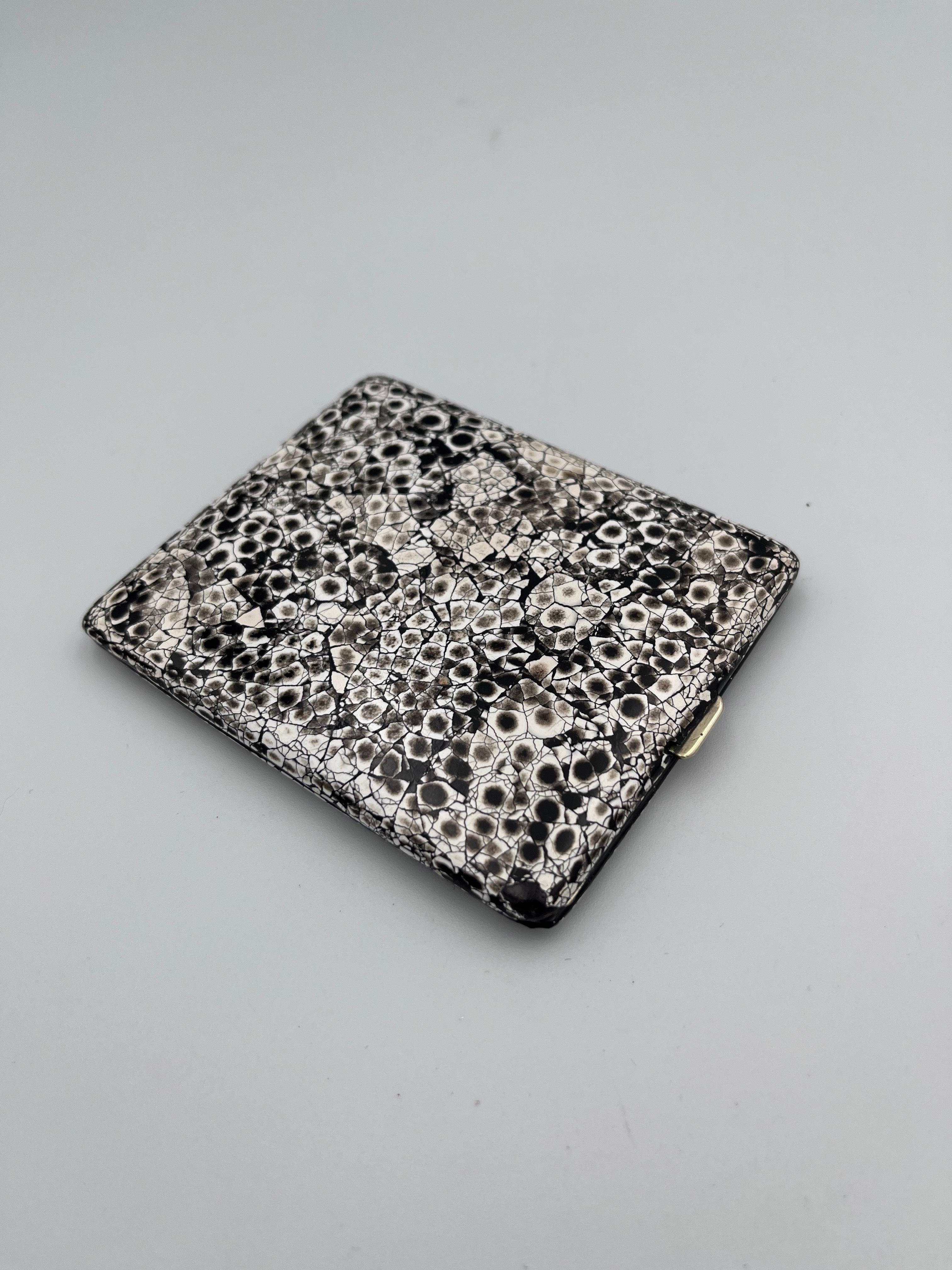 Rarísima pitillera Art Decó de 1930 con esmalte negro e incrustaciones de plata en venta 3