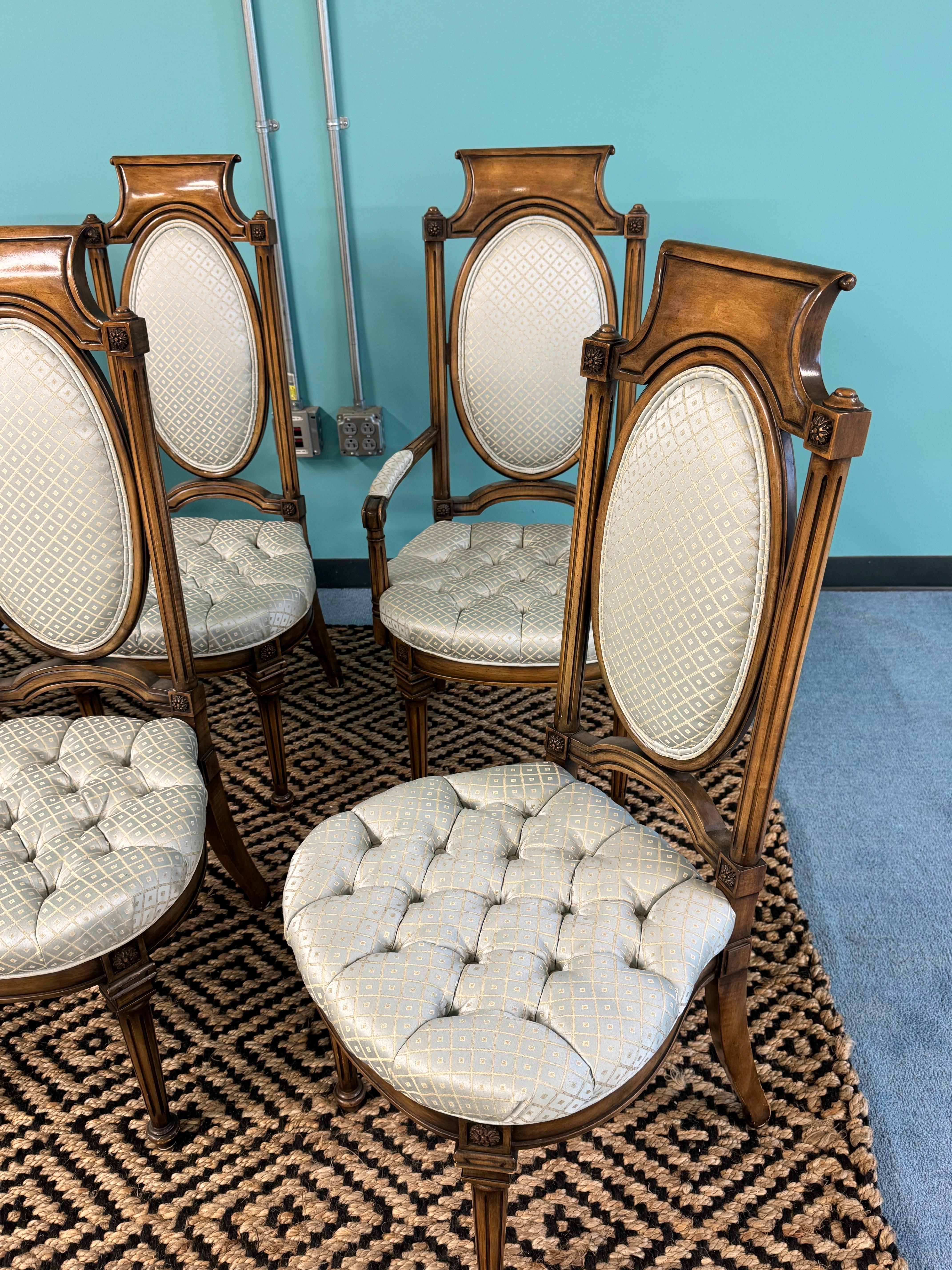 Extraordinario juego de 6 sillas de comedor neoclásicas Mastercraft diseñadas por William Doezema. Tapicería profesional reciente. Conjunto ultra raro comprado a los propietarios originales. (mesa de comedor a juego vendida, pero el aparador de 4