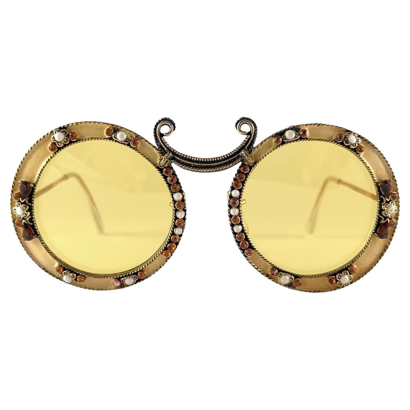 Sehr seltene Sonnenbrille von Christian Dior aus den 1960er Jahren von Tura.  

Dies ist ein seltenes Stück, nicht nur wegen seines ästhetischen Wertes, sondern auch wegen seiner Bedeutung in der Geschichte der Sonnenbrillen und der Mode.   
Zarte,