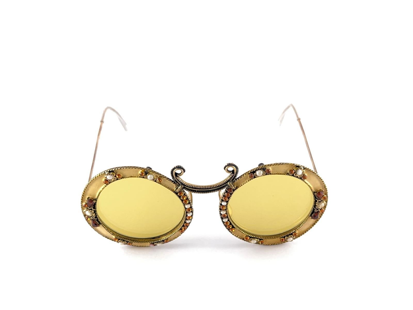 Ultra Rare 1960 Christian Dior Emaille-Anhänger & Armband Archive Dior Sonnenbrille Damen im Angebot