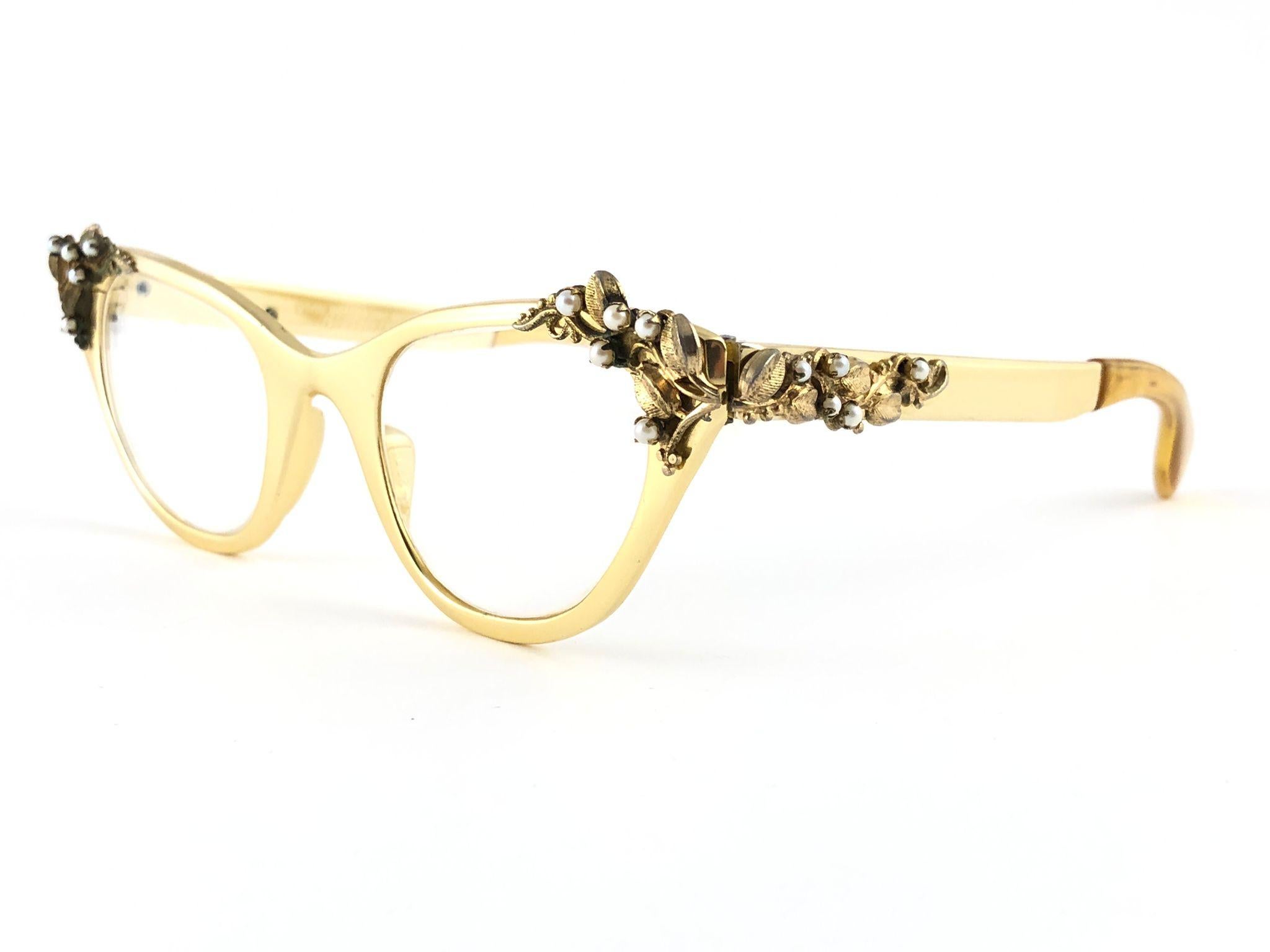 
Delicate enamel ornamented cat eyed frame. Ready for prescription lenses.
Please noticed this item its nearly 50 years old and has been on a private collection, therefore the frame show sign of wear according to age and minimum wear. 
Made in