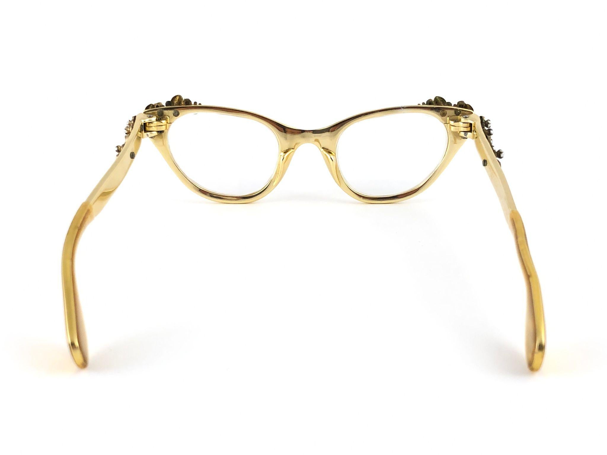 Ultra Rare 1960 Tura Cat Eye Gold After Five Accented Frame  Sunglasses In Excellent Condition For Sale In Baleares, Baleares