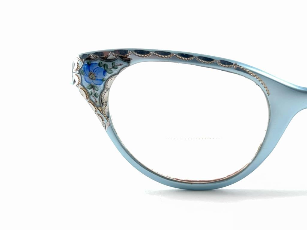Ultra Rare 1960 Tura Cat Eye Silver Jewelled Accented Frame  Sunglasses In Excellent Condition For Sale In Baleares, Baleares
