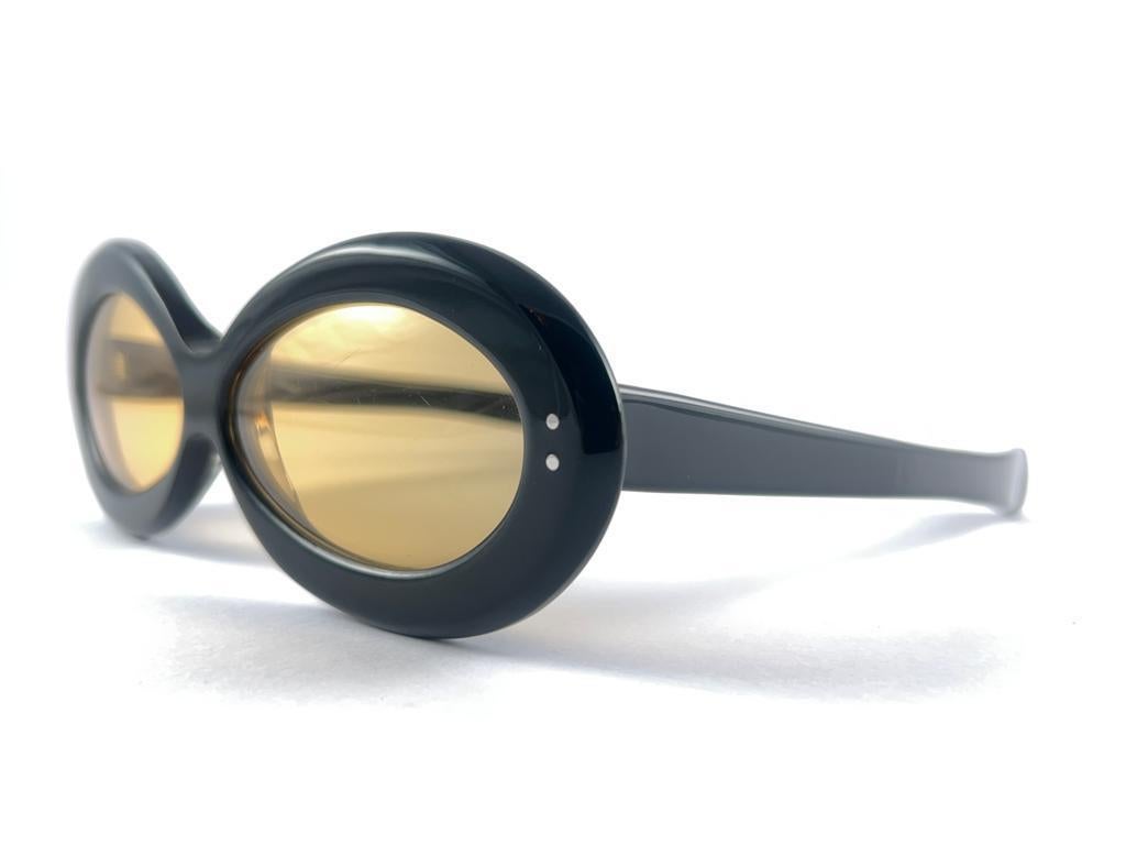 Hardly seen up for sale, this robust frame is a true rarity since its not made from optyl, rather a sample.
Lenses are spotless medium amber.
Please notice this item its nearly 60 years old and may show minor sign of wear due to storage.
This pair