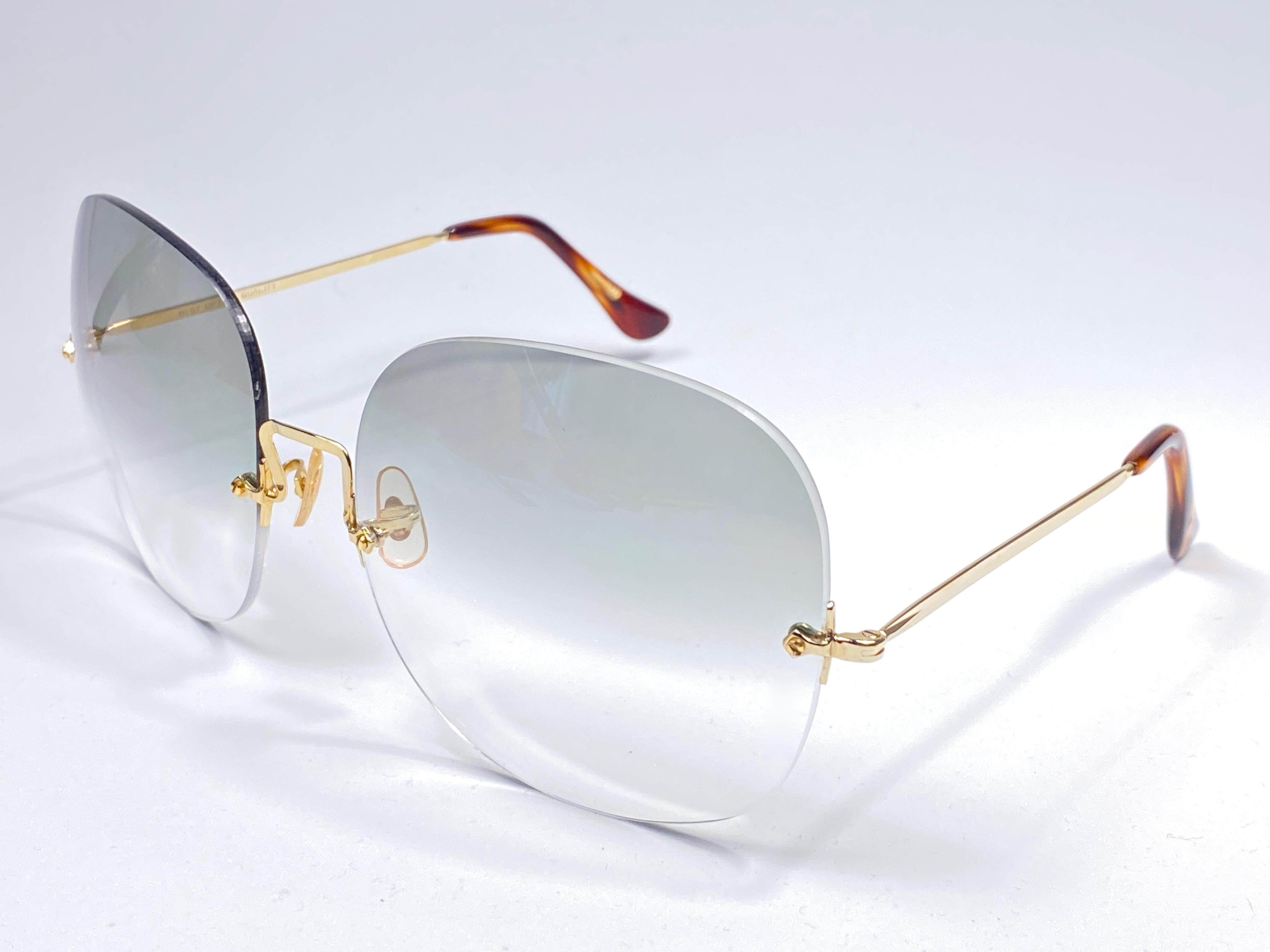 Ultra Tura uber oversized sunglasses circa 1970's by Tura. Silver rimless frame to adapt your prescription lenses.

This is a seldom and rare piece not only for its aesthetic value but for its importance in the sunglasses and fashion history.  