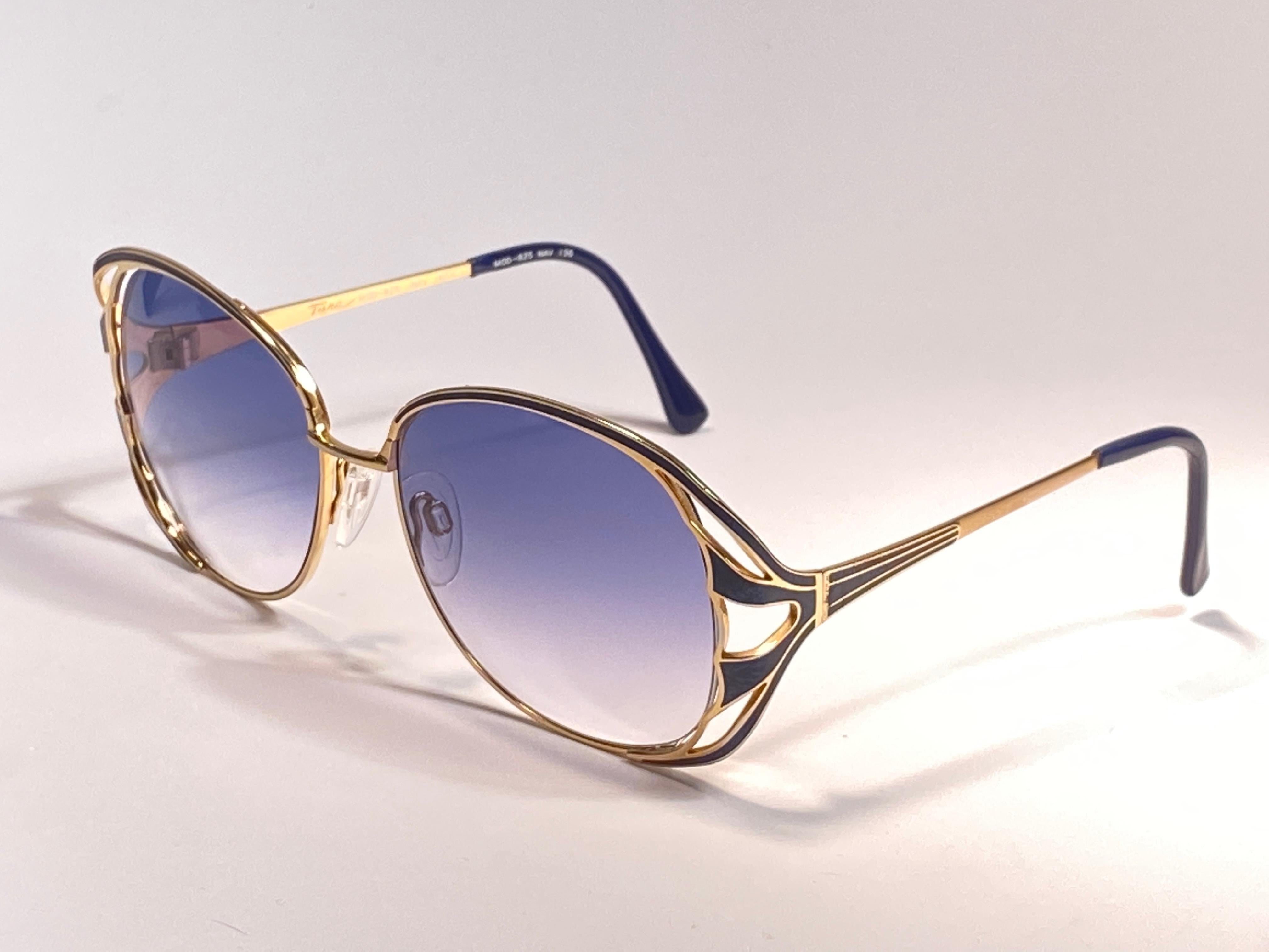 

This is a seldom and rare piece not only for its aesthetic value but for its importance in the sunglasses and fashion history.   

Please notice this item its nearly 50 years old and has been on a private collection, therefore the frame show sign