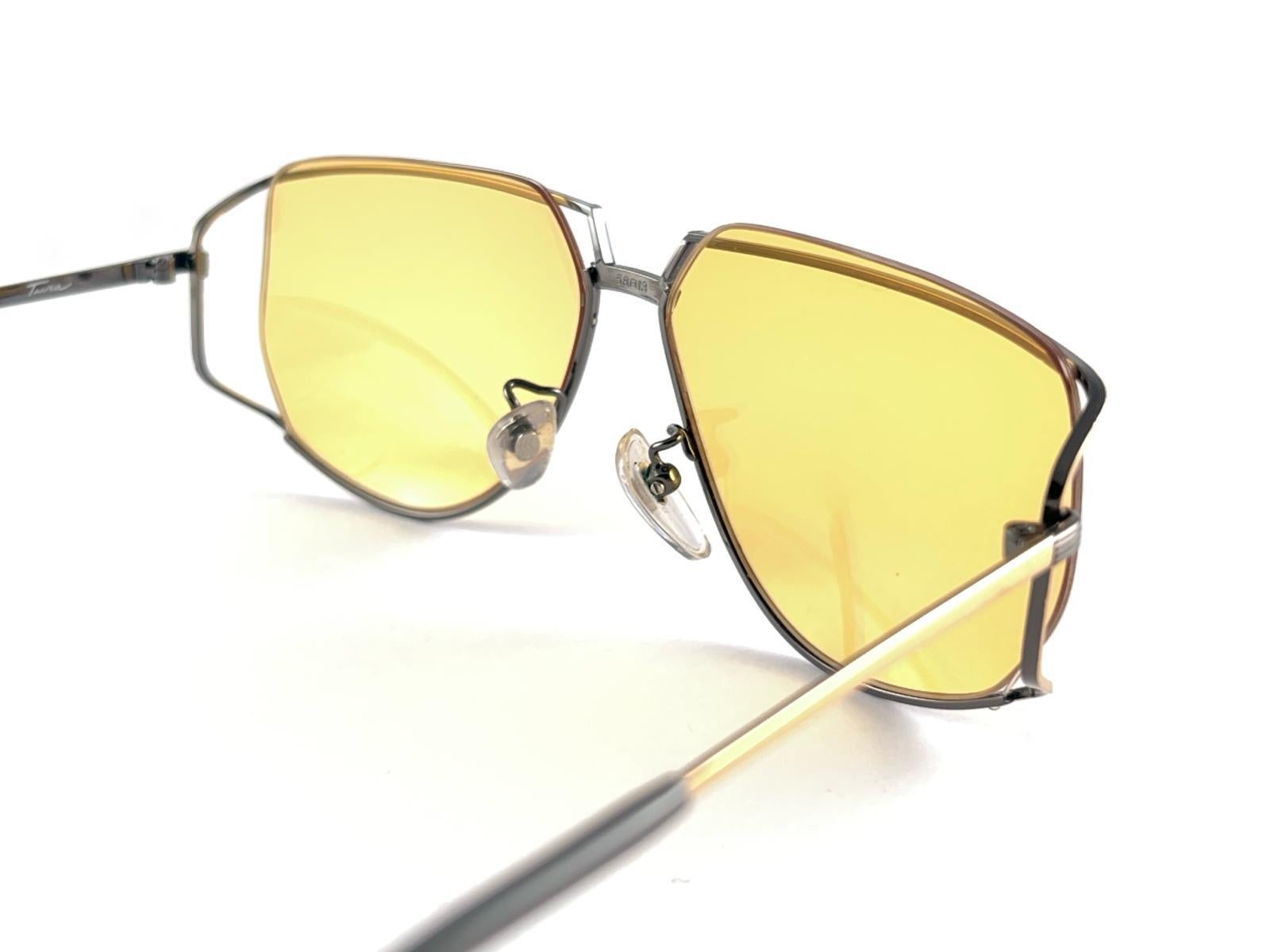 Ultra Rare 1970er Tura 425 übergroße Sonnenbrille in Übergröße aus Dunkelsilber und Gold mit gelben Linsen im Angebot 7