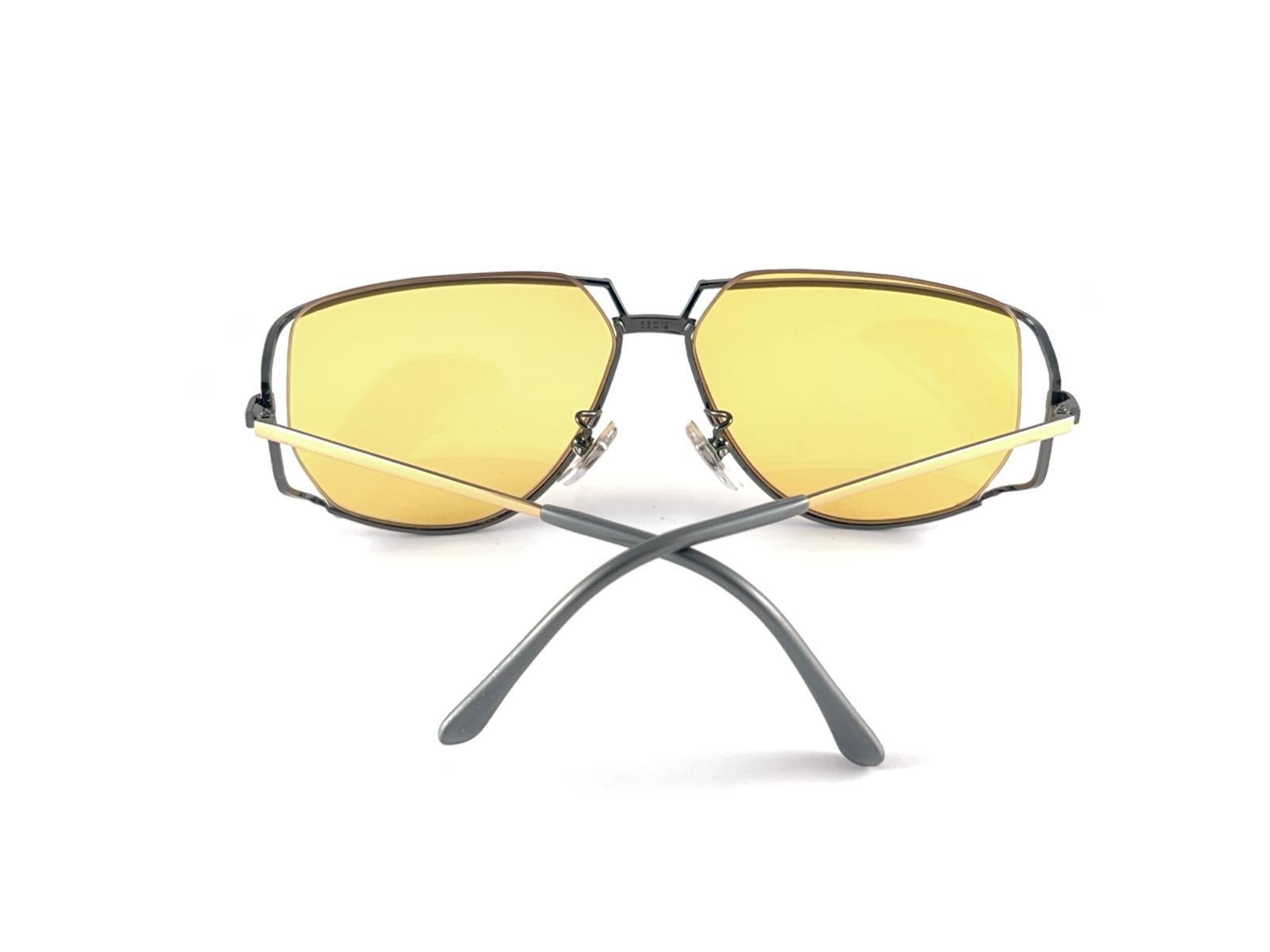 Ultra Rare 1970er Tura 425 übergroße Sonnenbrille in Übergröße aus Dunkelsilber und Gold mit gelben Linsen im Angebot 9