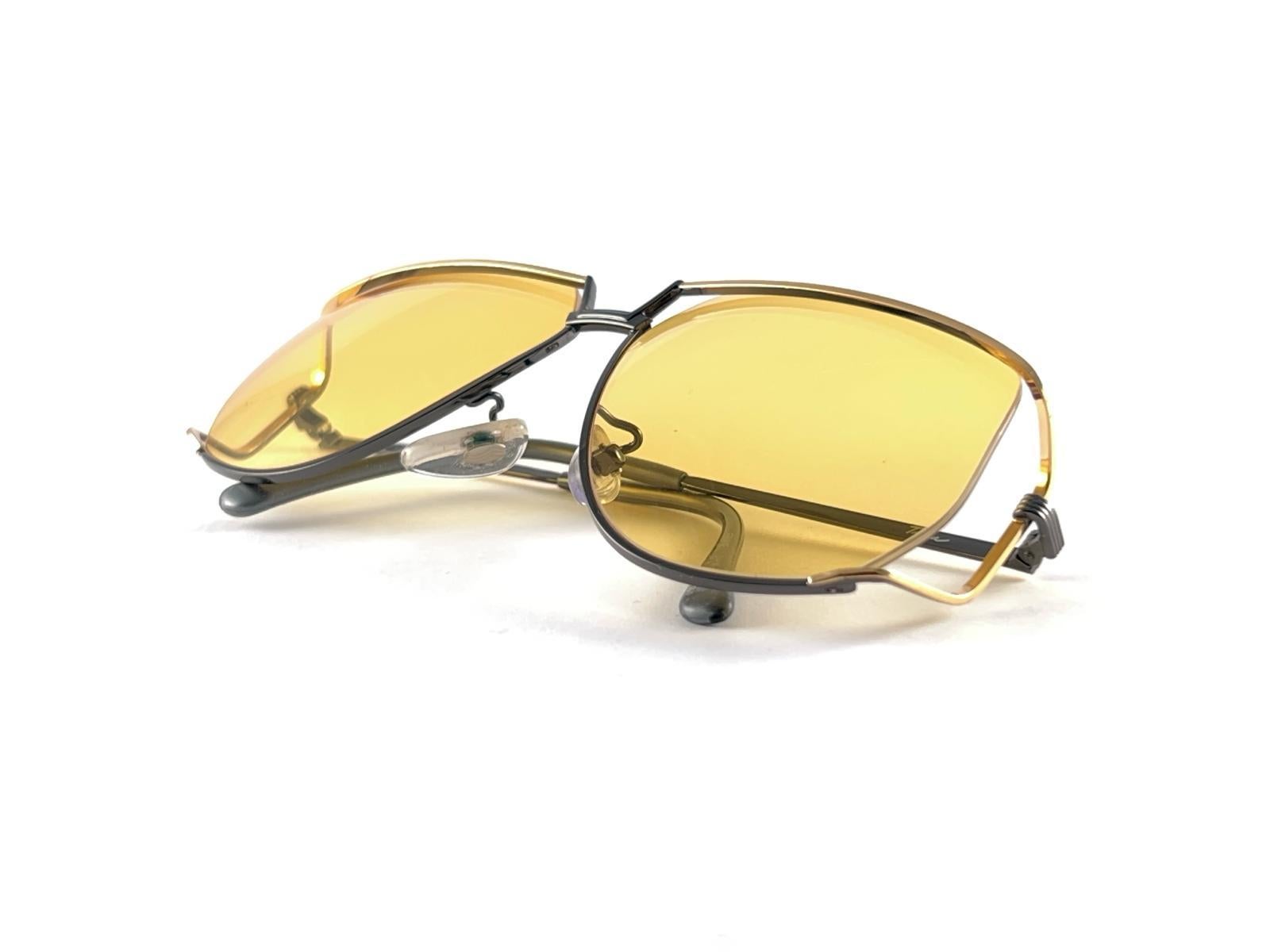 Ultra Rare 1970er Tura 425 übergroße Sonnenbrille in Übergröße aus Dunkelsilber und Gold mit gelben Linsen im Angebot 11