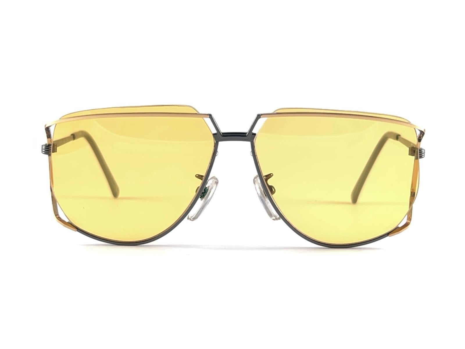 Ultra Rare 1970er Tura 425 übergroße Sonnenbrille in Übergröße aus Dunkelsilber und Gold mit gelben Linsen im Angebot 12