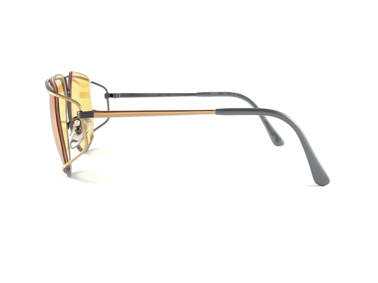 Ultra Rare 1970er Tura 425 übergroße Sonnenbrille in Übergröße aus Dunkelsilber und Gold mit gelben Linsen für Damen oder Herren im Angebot
