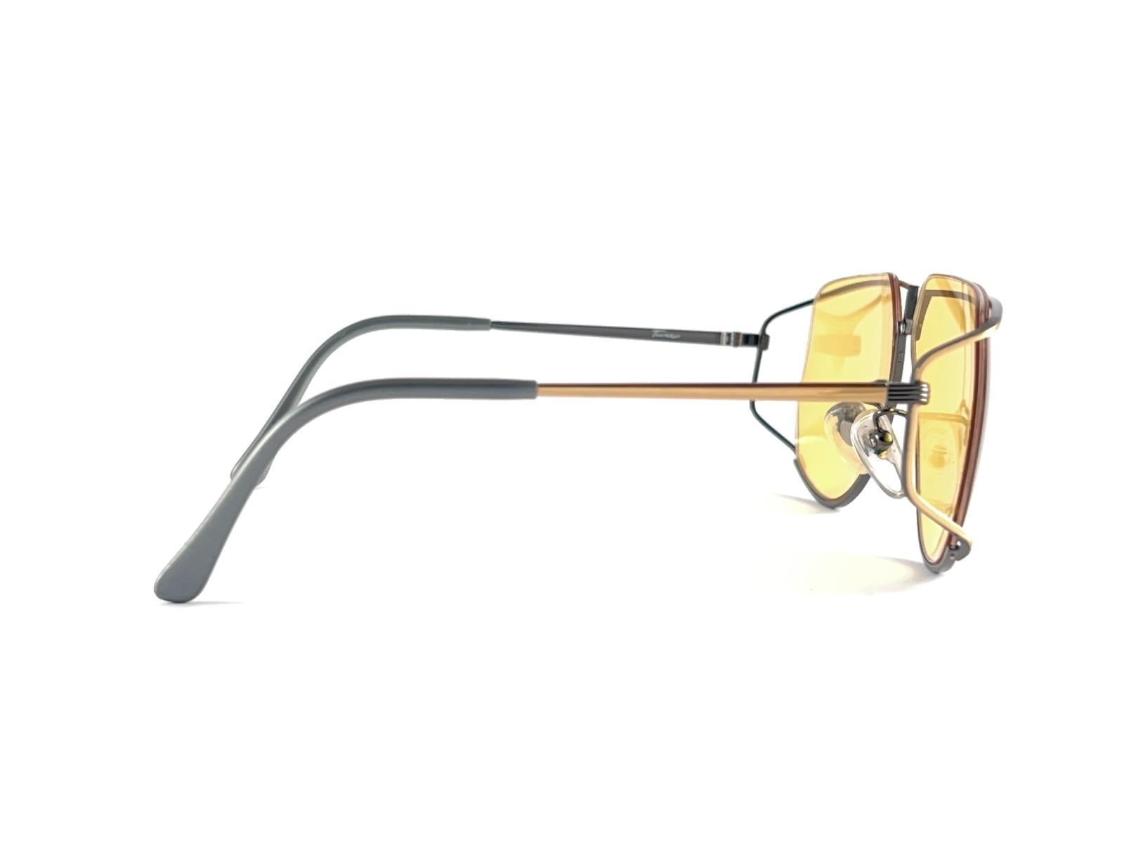 Ultra Rare 1970er Tura 425 übergroße Sonnenbrille in Übergröße aus Dunkelsilber und Gold mit gelben Linsen im Angebot 1